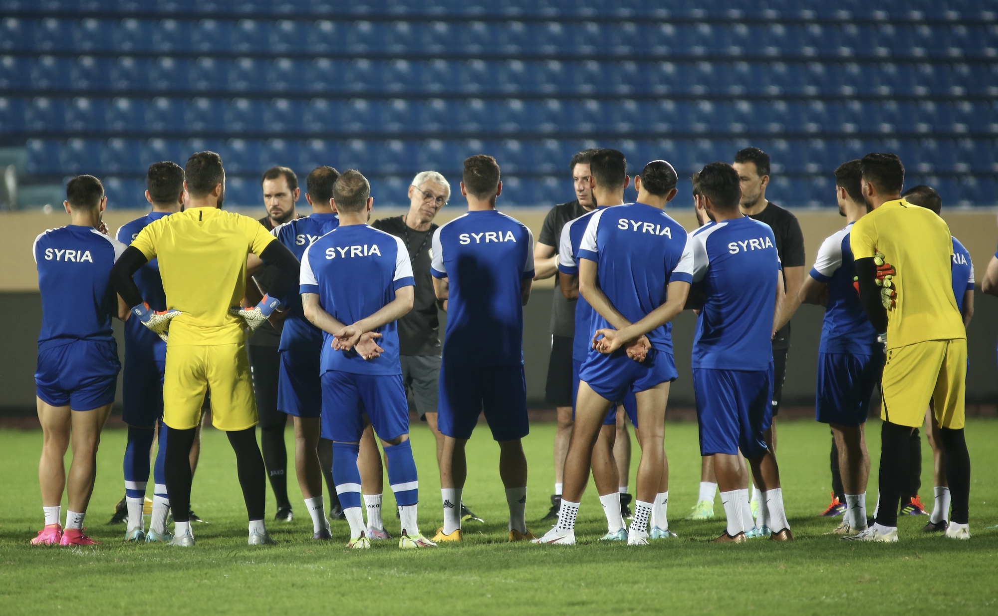 HLV Hector Cuper kiểm tra mặt sân, đội Syria tập bài cực 'dị' trước ngày đấu Việt Nam - Ảnh 4.