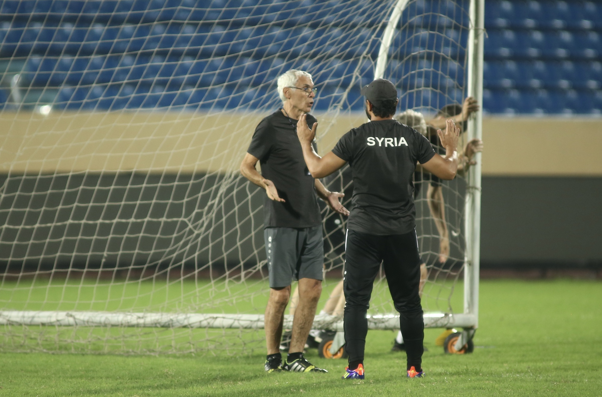 HLV Hector Cuper kiểm tra mặt sân, đội Syria tập bài cực 'dị' trước ngày đấu Việt Nam - Ảnh 7.