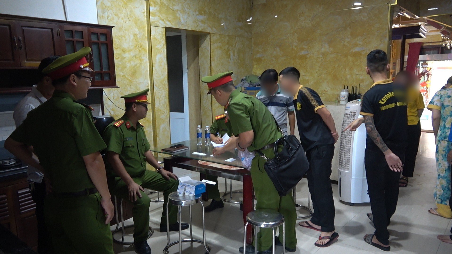 Công an TP.Huế test ma túy đột xuất tại các cơ sở karaoke, quán bar, massage...