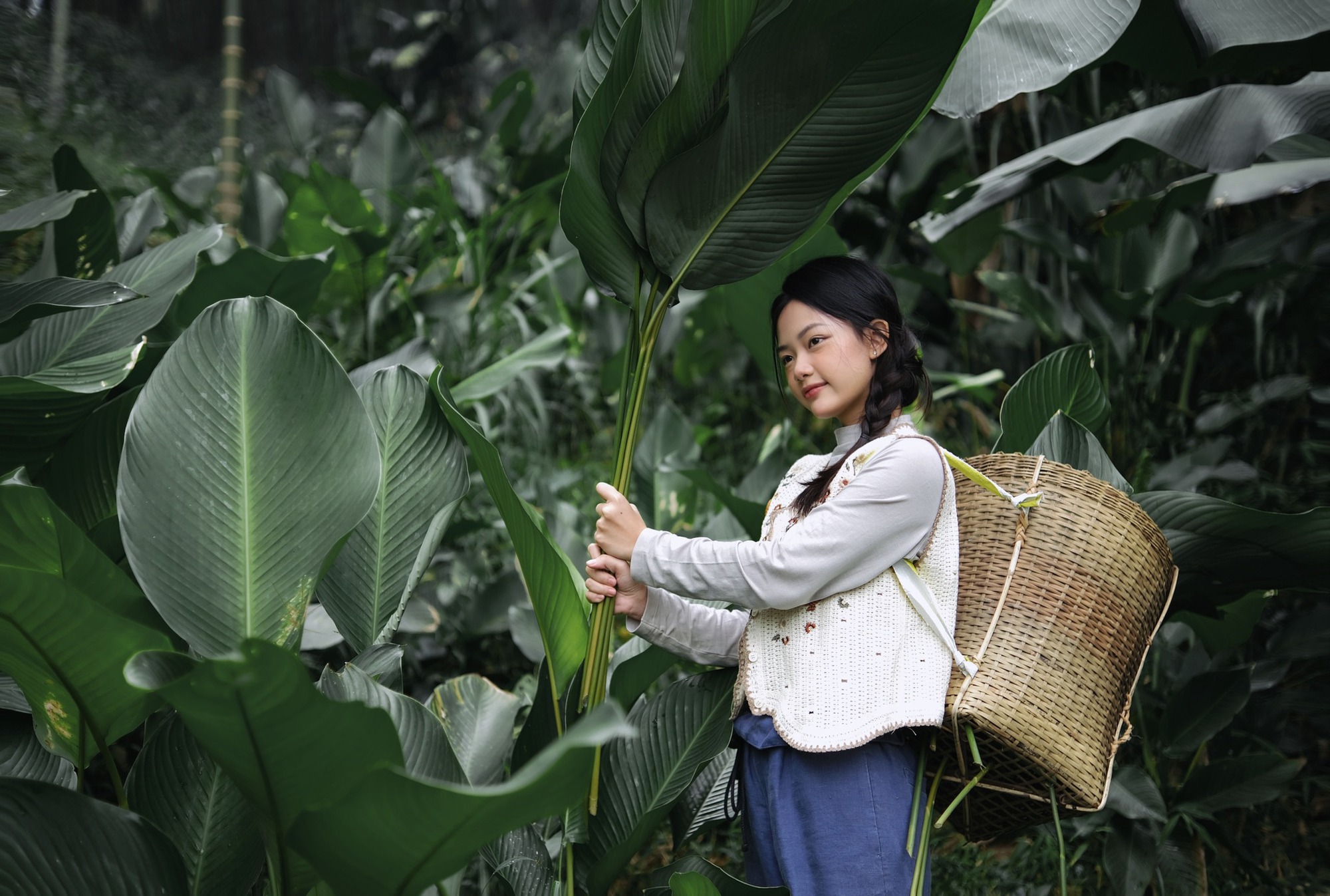 Cô gái xinh đẹp thành phố nuôi mộng giúp đỡ nhà nông