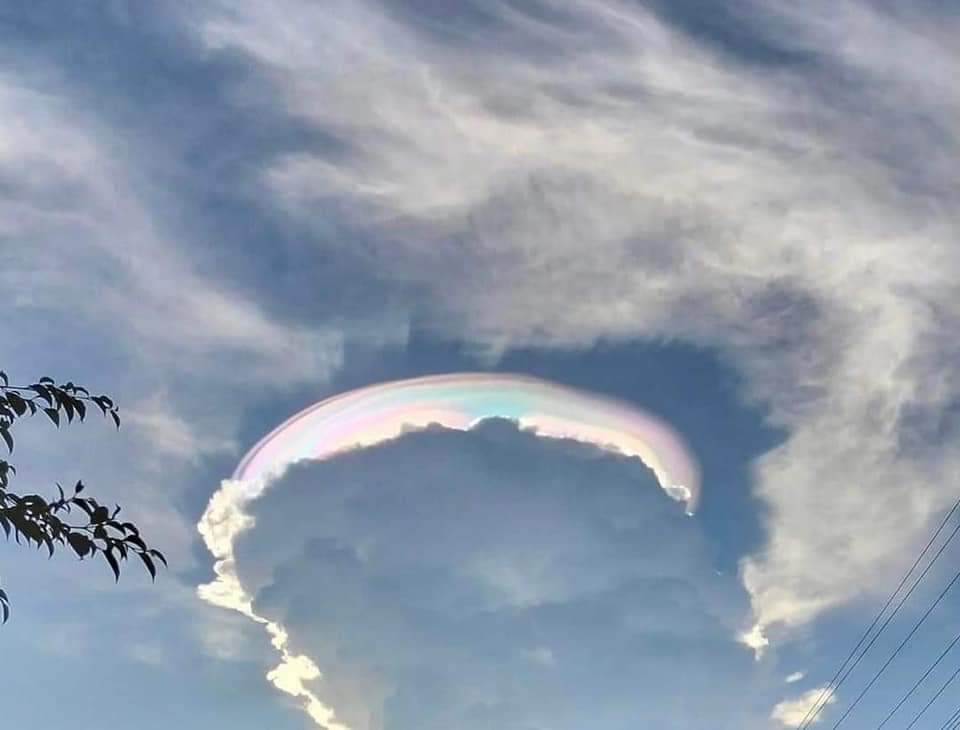 Đám mây nhiều màu sắc liên tục xuất hiện ở Việt Nam: Có phải hiện tượng hiếm?  - Ảnh 1.
