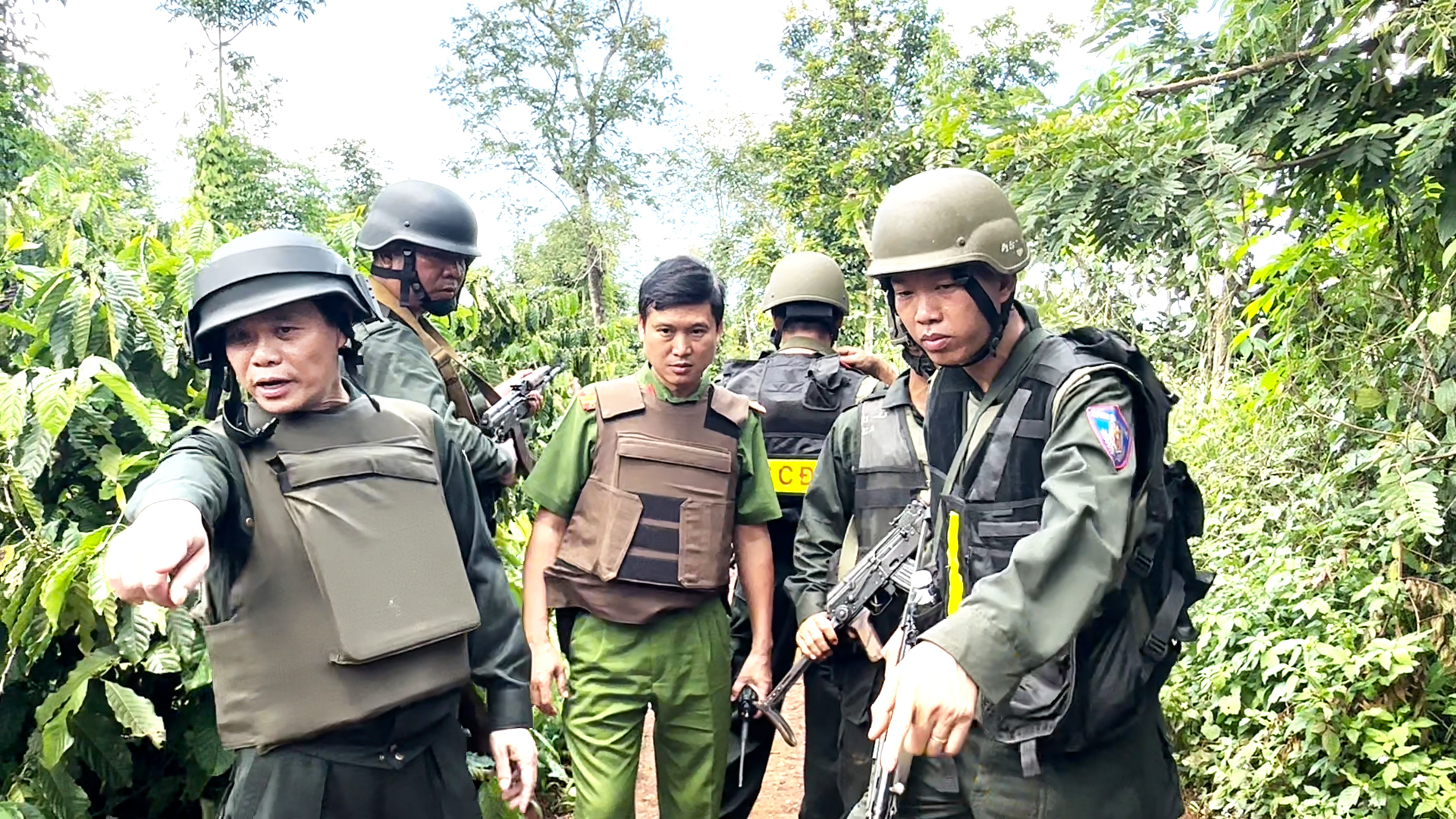 Vượt rẫy, băng rừng truy bắt nhóm người tấn công 2 trụ sở xã ở Đắk Lắk - Ảnh 8.