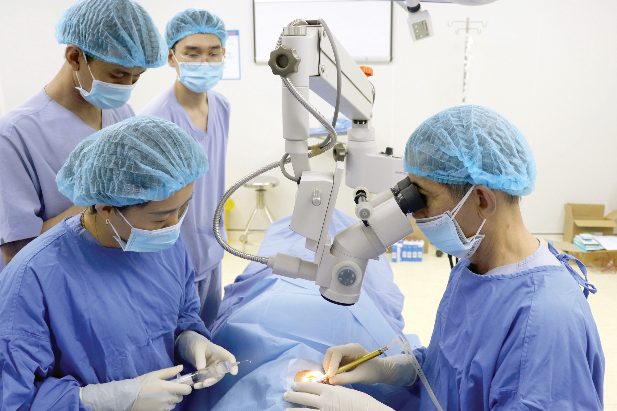 Bezpečná a účinná operace katarakty s Phaco - Foto 1. Phẫu thuật đục thủy tinh thể an toàn, hiệu quả bằng Phaco - Ảnh 1.