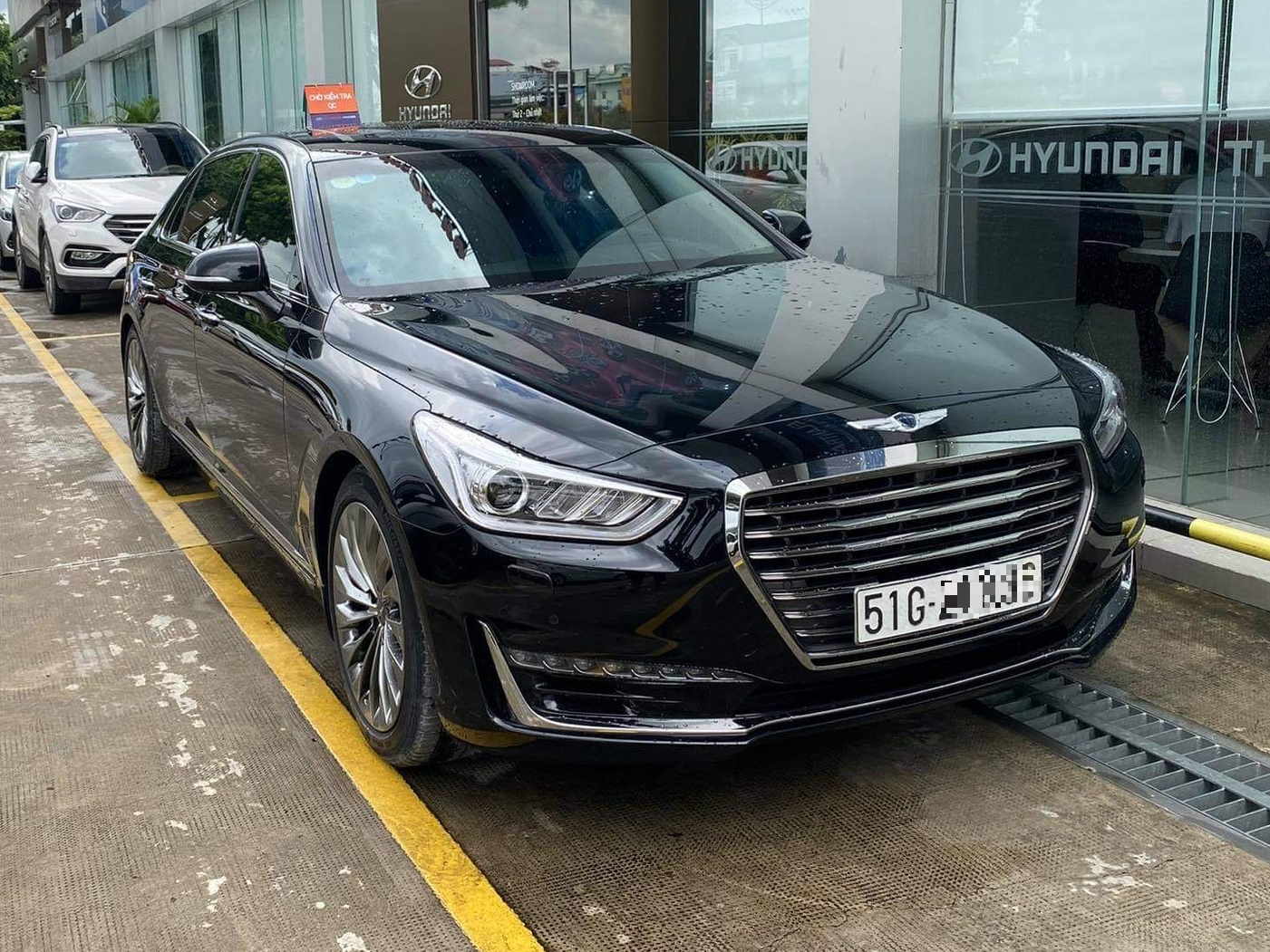 'Soi' Genesis G90, xe hiếm 'đấu' Mercedes S-Class tại Việt Nam   - Ảnh 1.