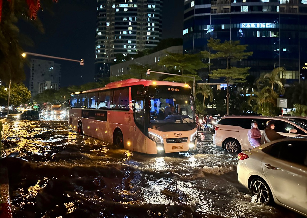 Đường phố Hà Nội 'ngập như sông' sau cơn mưa chập tối - Ảnh 1.