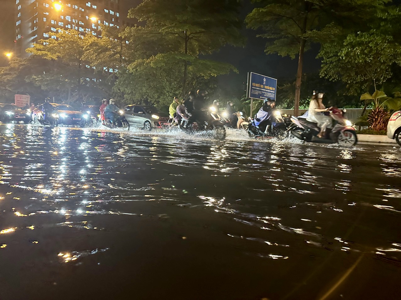 Đường phố Hà Nội 'ngập như sông' sau cơn mưa chập tối - Ảnh 2.