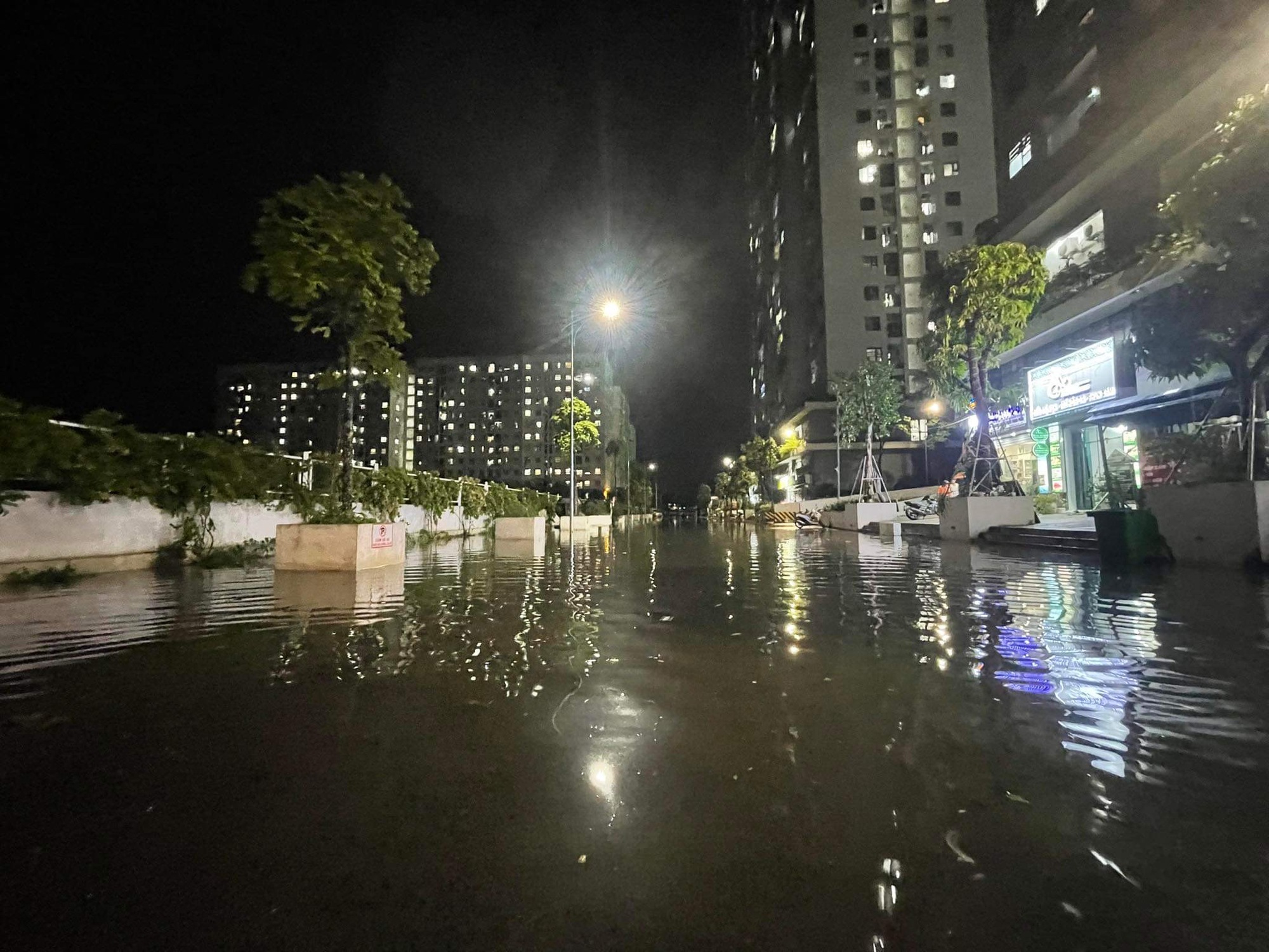 Đường phố Hà Nội 'ngập như sông' sau cơn mưa chập tối - Ảnh 5.