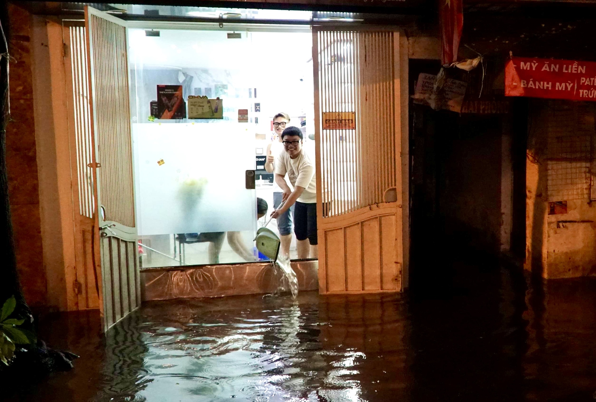 Đường phố Hà Nội 'ngập như sông' sau cơn mưa chập tối - Ảnh 7.