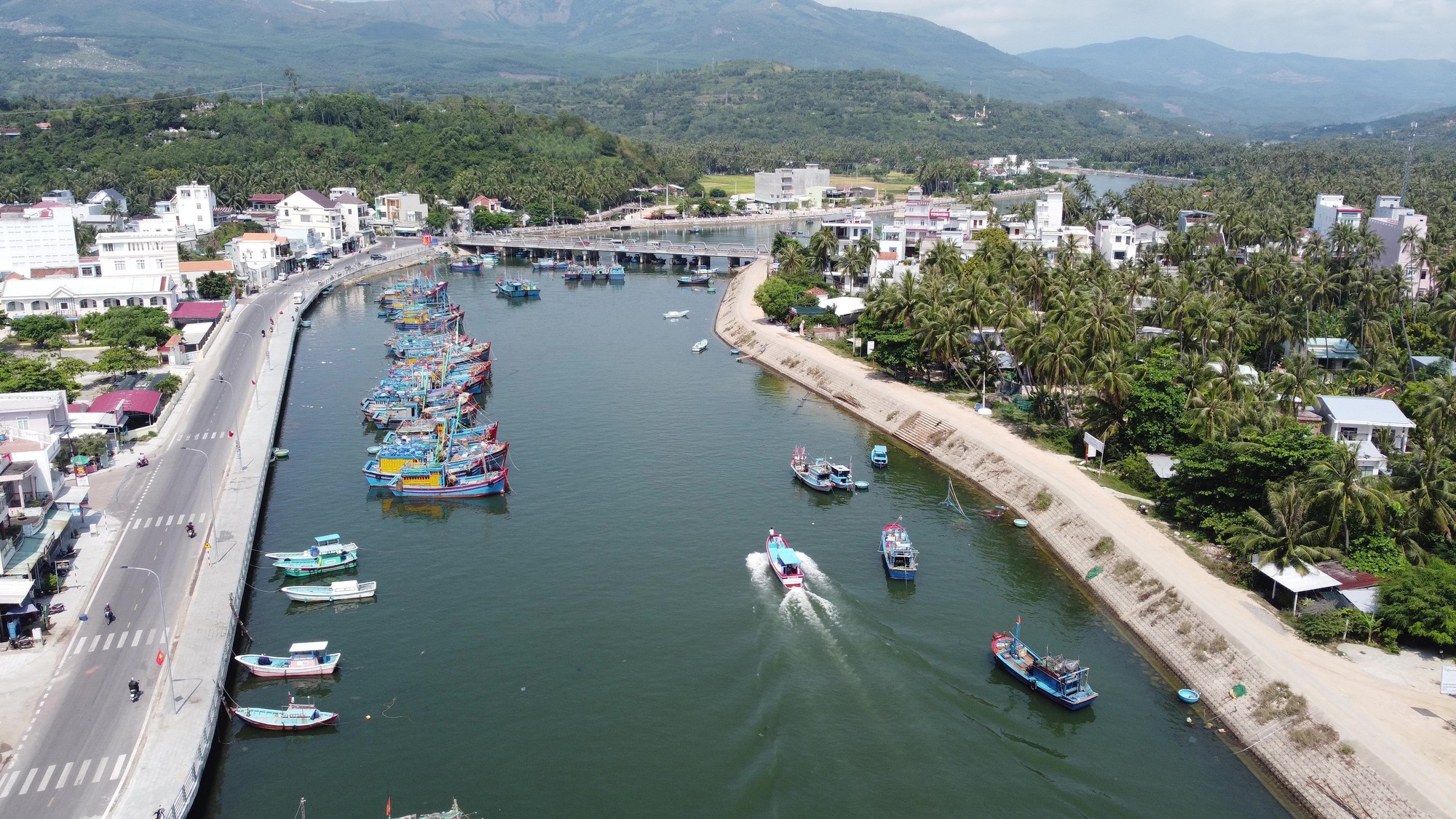 Song Cau ខិតខំកសាងទីក្រុងទេសចរណ៍ និងសេវាកម្មសមុទ្រ - រូបថត ២. Sông Cầu phấn đấu xây dựng thành phố du lịch, dịch vụ biển - Ảnh 2.