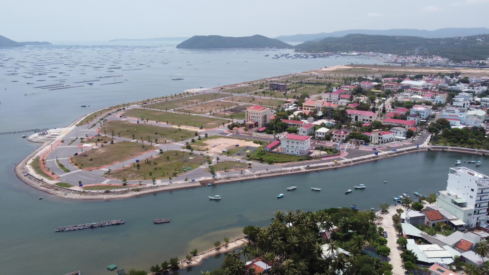 Song Cau ខិតខំកសាងទីក្រុងទេសចរណ៍ និងសេវាកម្មសមុទ្រ - រូបថត ១. Sông Cầu phấn đấu xây dựng thành phố du lịch, dịch vụ biển - Ảnh 1.