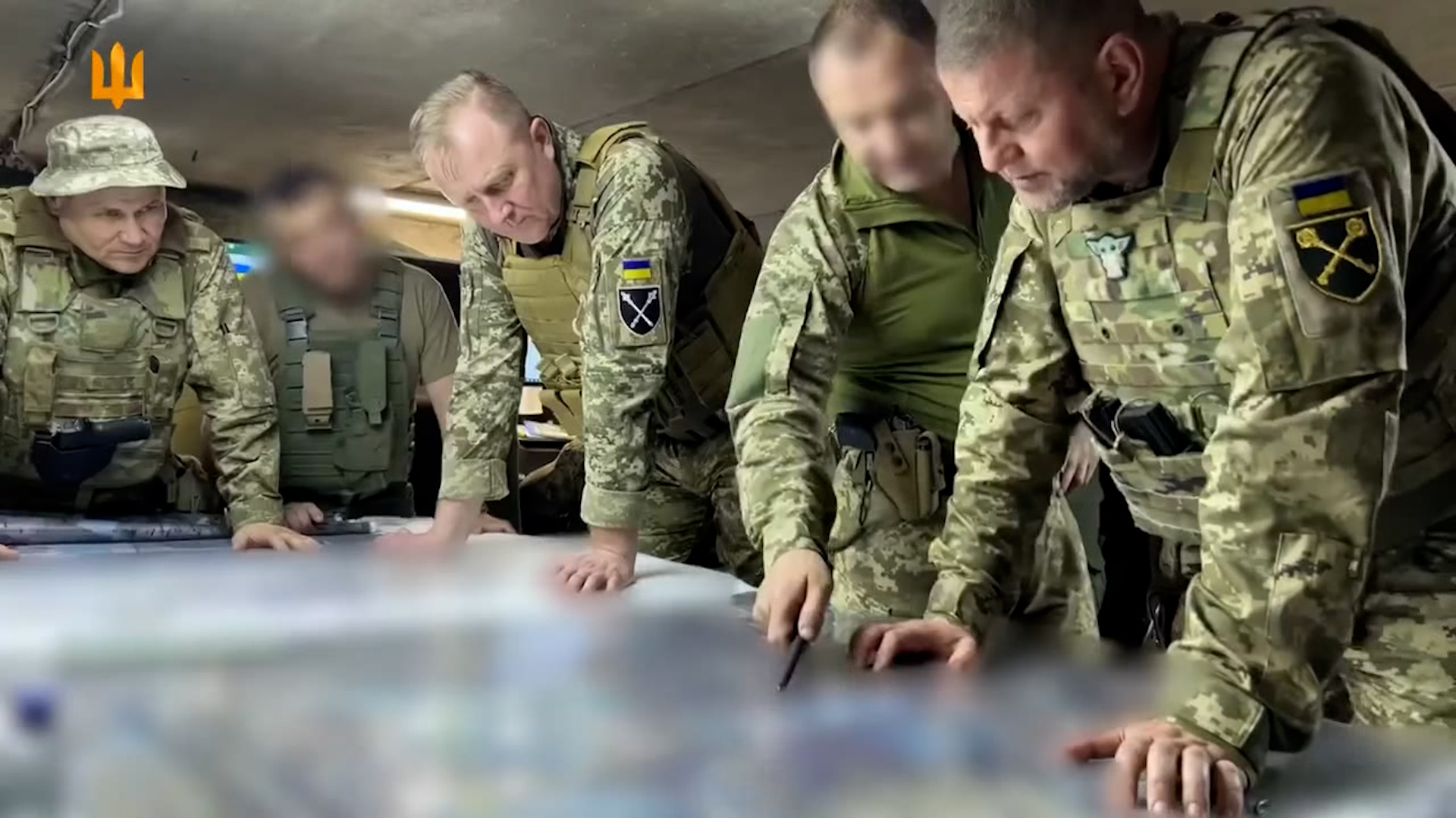 Xuất hiện video tổng tư lệnh Ukraine ra tiền tuyến sau tin đồn bị thương nặng - Ảnh 1.