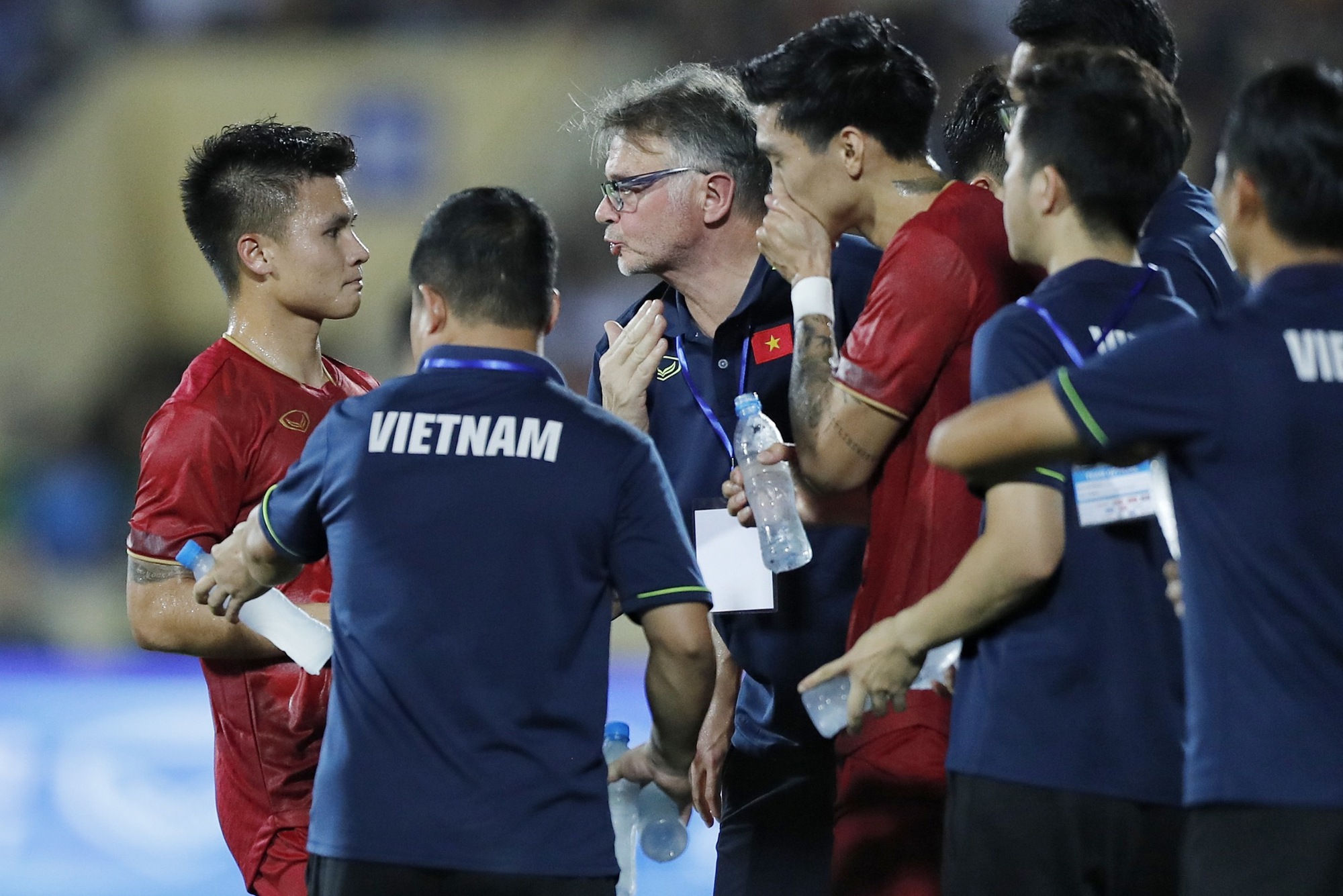Đội tuyển Việt Nam chơi hay hơn hẳn, HLV Troussier vẫn phân tích thiếu sót như thể bị thua - Ảnh 5.