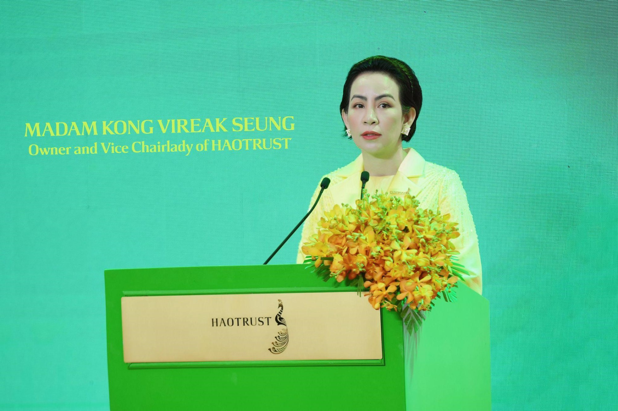 คุณกง วีรีก ซึง ประธานผู้ก่อตั้งและรองประธานคณะกรรมการบริหารของ HAOTRUST กล่าวในพิธีเปิดตัวมูลนิธิ HAOTRUST Madam Kong Vireak Seung - Chủ tịch sáng lập, Phó Chủ tịch HĐQT HAOTRUST phát biểu trong lễ ra mắt Quỹ HAOTRUST