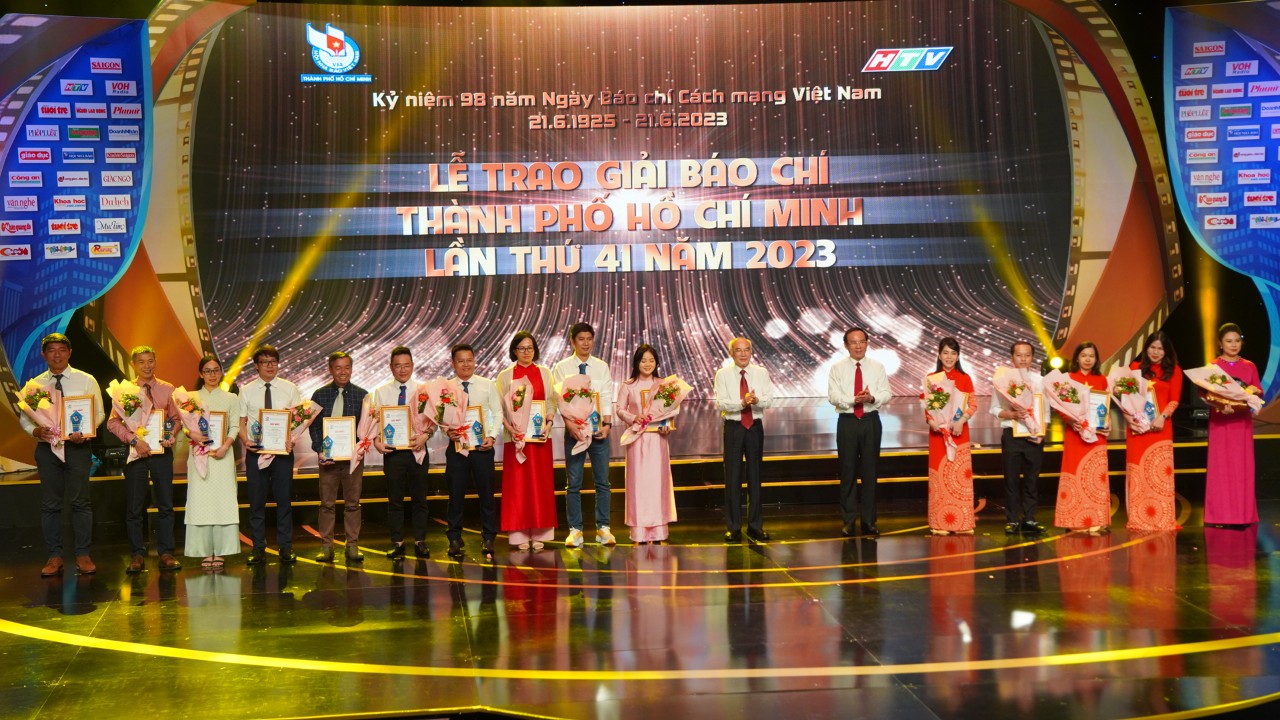 TP.HCM trao giải cho 65 tác phẩm báo chí xuất sắc - Ảnh 1. TP.HCM trao giải cho 65 tác phẩm báo chí xuất sắc - Ảnh 1.