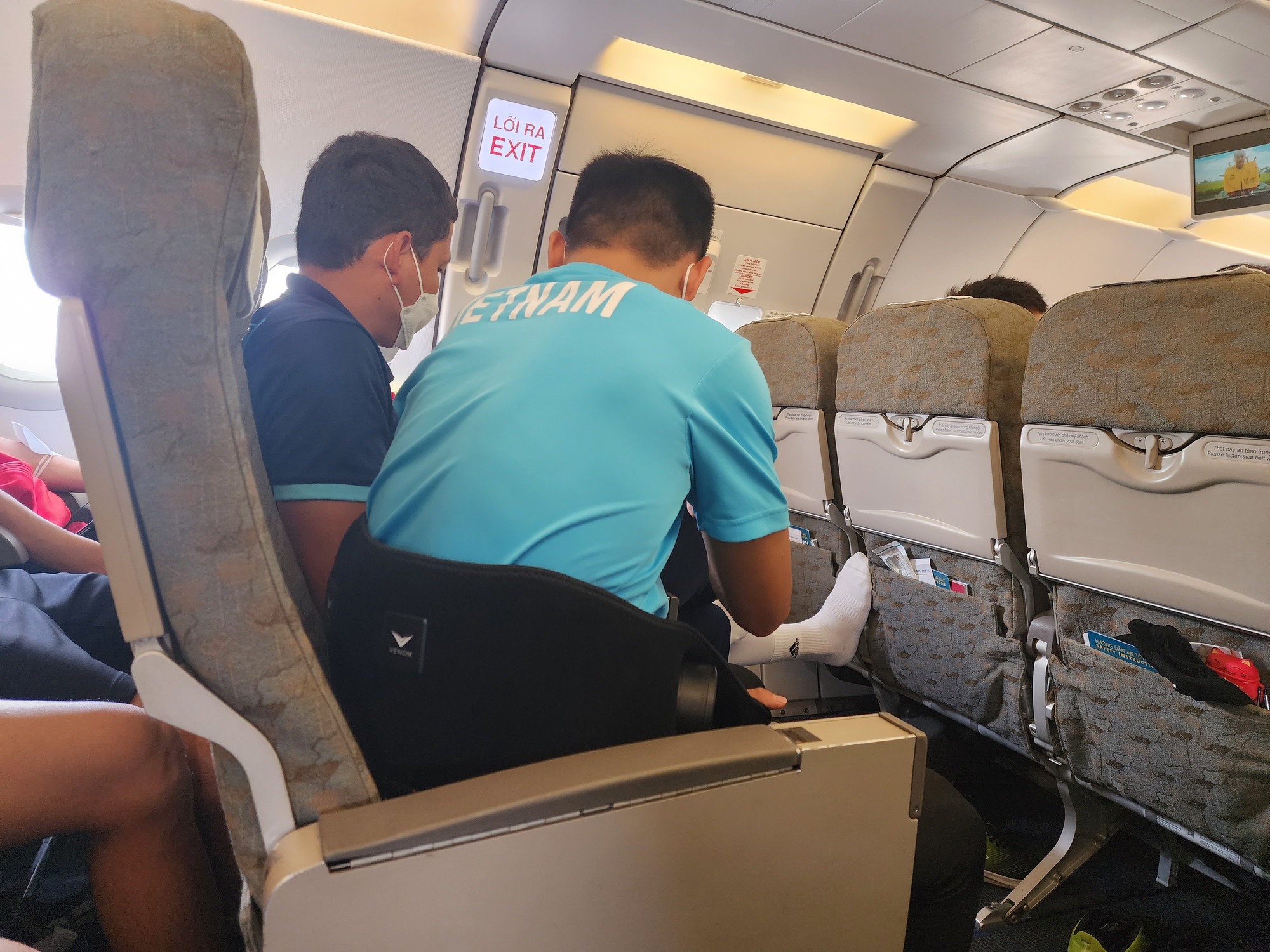 Tuấn Hải đeo đai phục hồi trên chuyến bay từ Indonesia về lại Việt Nam tại AFF Cup 2022