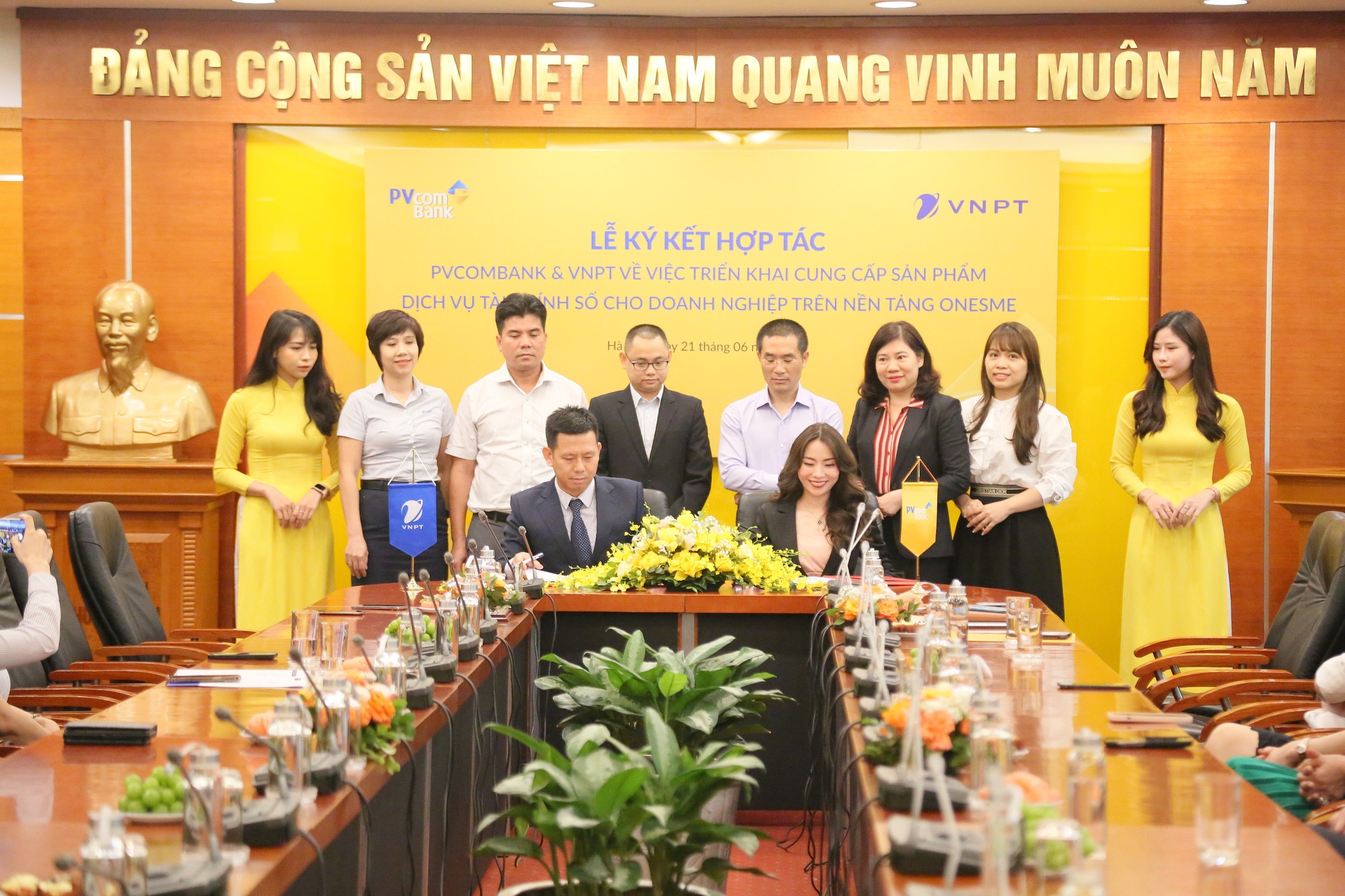 O PVcomBank coopera com o VNPT, fornecendo soluções financeiras digitais para empresas - Foto 1. PVcomBank hợp tác với VNPT, cung cấp các giải pháp tài chính số cho doanh nghiệp - Ảnh 1.