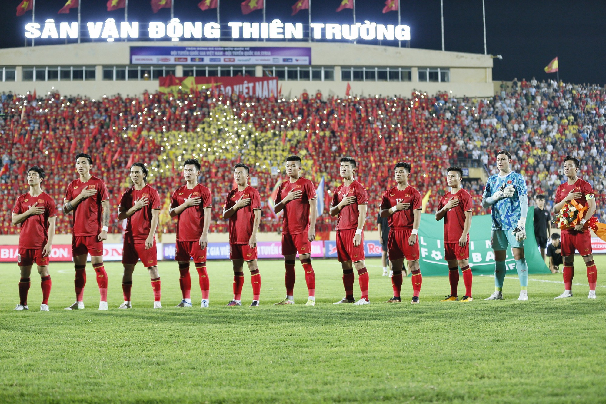 Đội tuyển Việt Nam đặt tay lên ngực trong lễ chào cờ trước trận thắng dội Syria 1-0