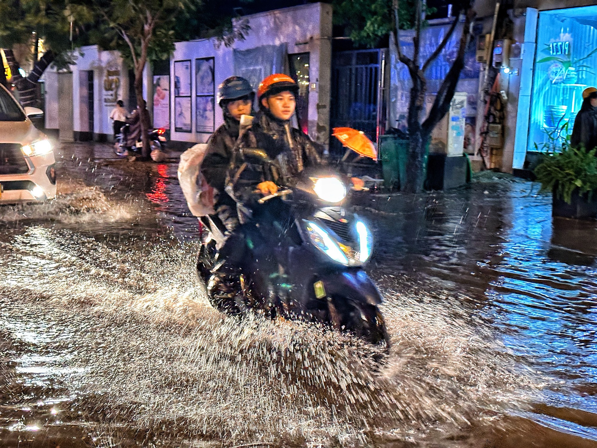 Nhiều ‘rốn ngập' ở TP.HCM mênh mông nước sau cơn mưa trong đêm, xe chết máy - Ảnh 6.
