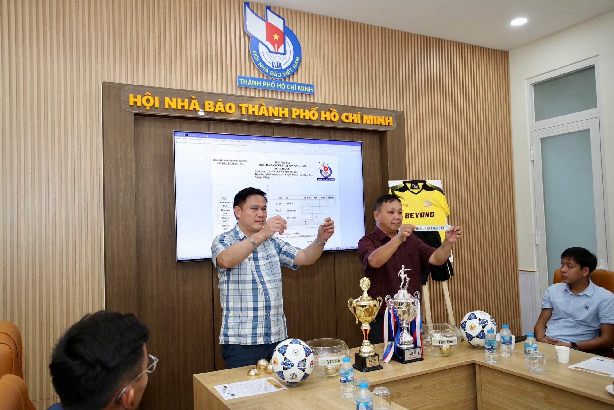 Đội bóng báo Thanh Niên tìm lại vinh quang tại giải Hội Nhà báo TP.HCM 2023 - Ảnh 2. Đội bóng báo Thanh Niên tìm lại vinh quang tại giải Hội Nhà báo TP.HCM 2023 - Ảnh 2.