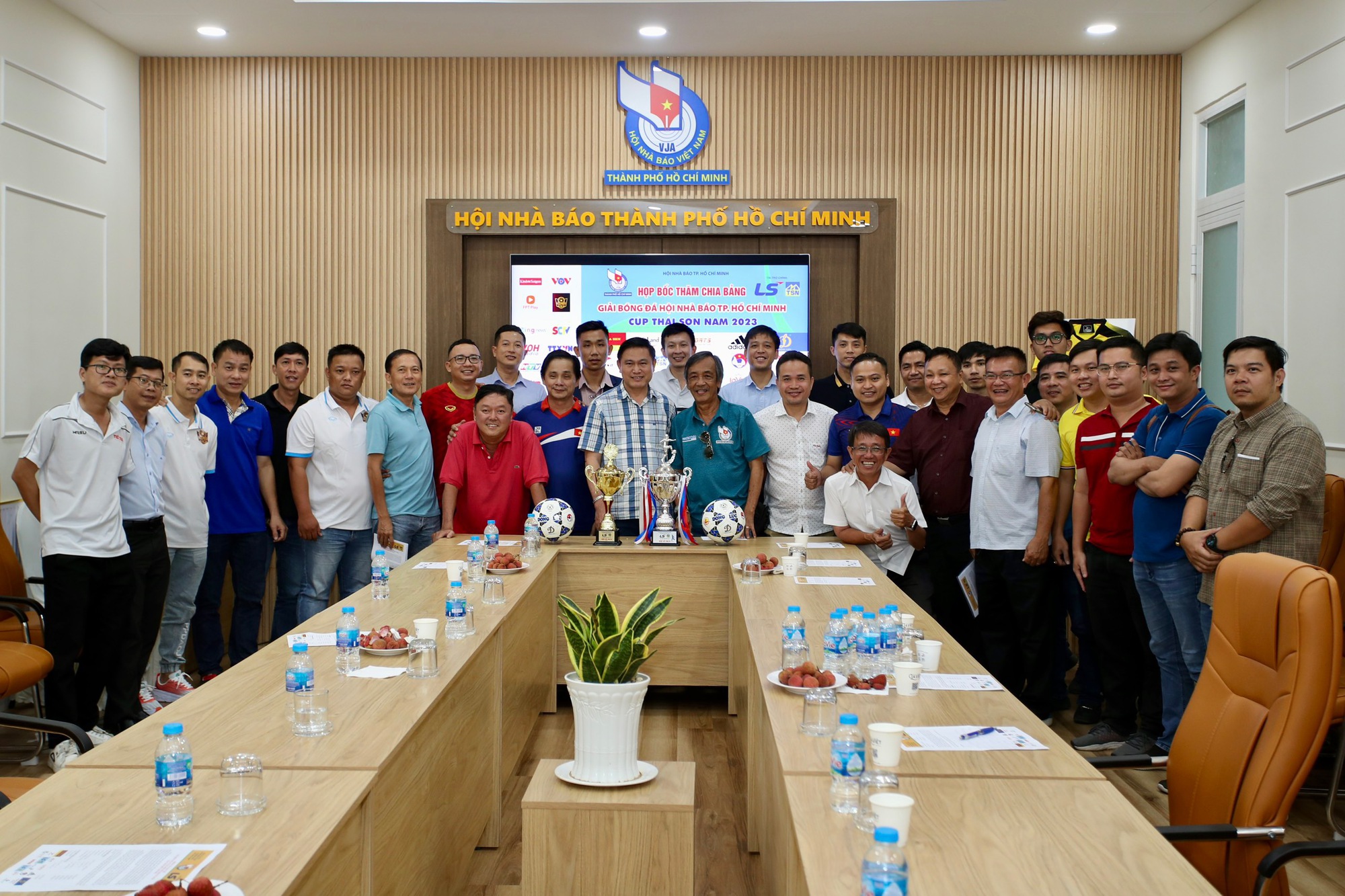 Đội bóng báo Thanh Niên tìm lại vinh quang tại giải Hội Nhà báo TP.HCM 2023 - Ảnh 1. Đội bóng báo Thanh Niên tìm lại vinh quang tại giải Hội Nhà báo TP.HCM 2023 - Ảnh 1.