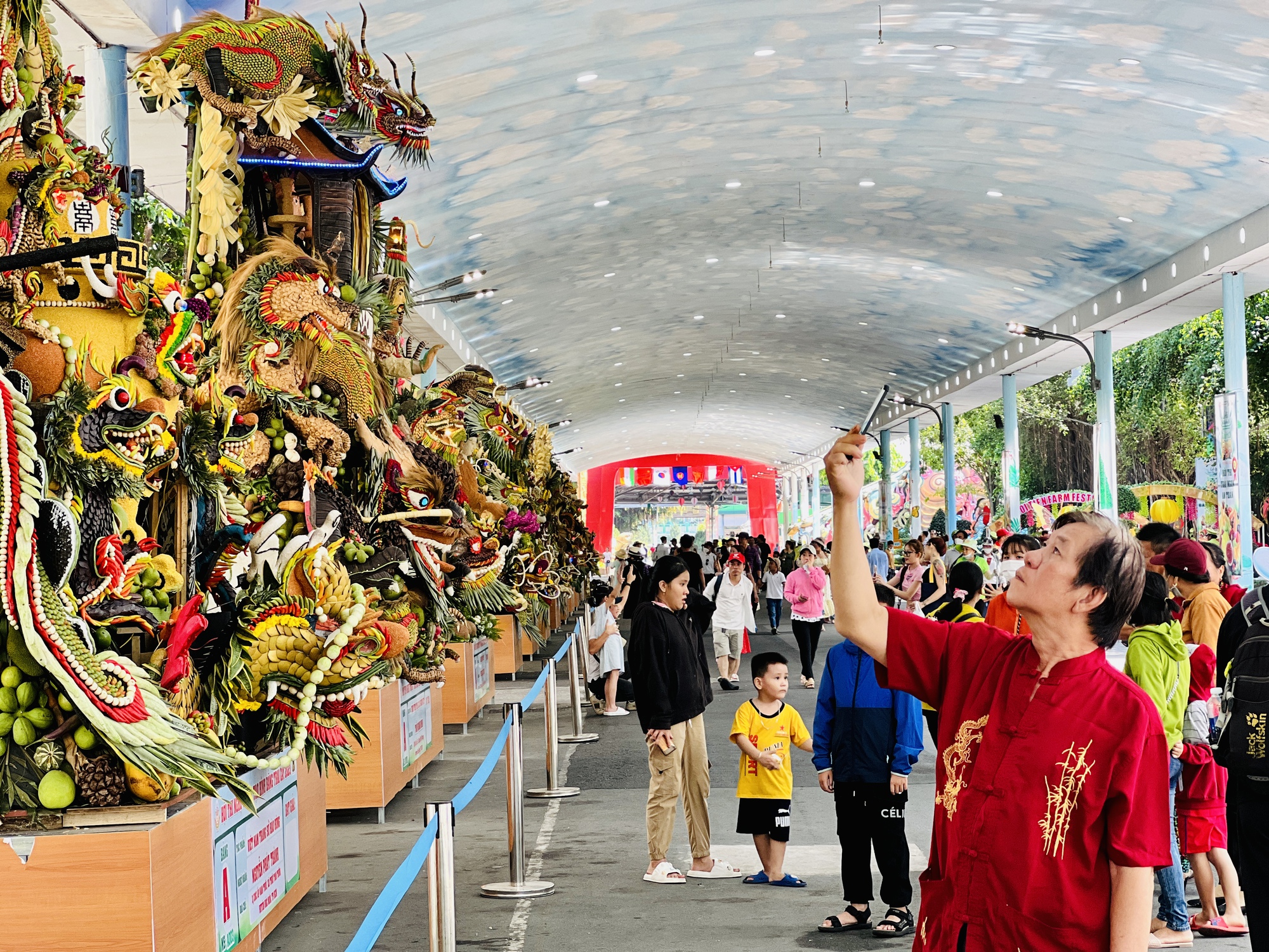 Hơn 200.000 lượt khách đến lễ hội trái cây Nam bộ ở Suối Tiên - Ảnh 3.