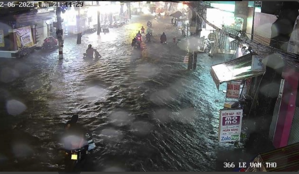 TP.HCM bất ngờ mưa to trong đêm, nhiều tuyến đường 'thành sông' - Ảnh 1.