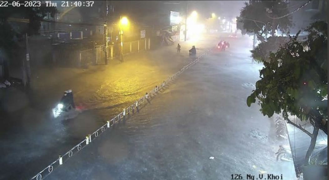 TP.HCM bất ngờ mưa to trong đêm, nhiều tuyến đường 'thành sông' - Ảnh 3.