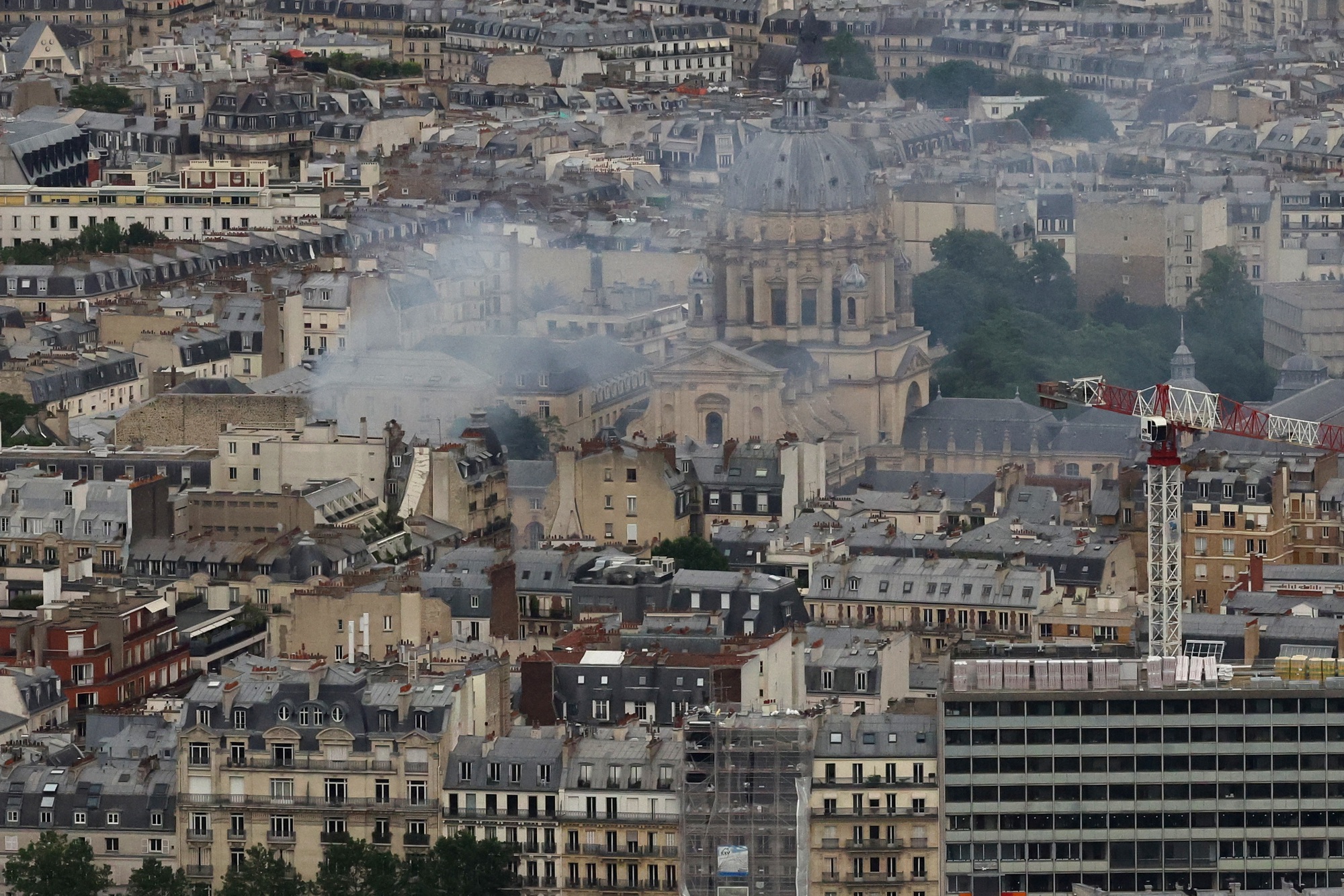 Nguyên nhân vụ nổ giữa trung tâm Paris, khiến 37 người bị thương là gì? - Ảnh 1.
