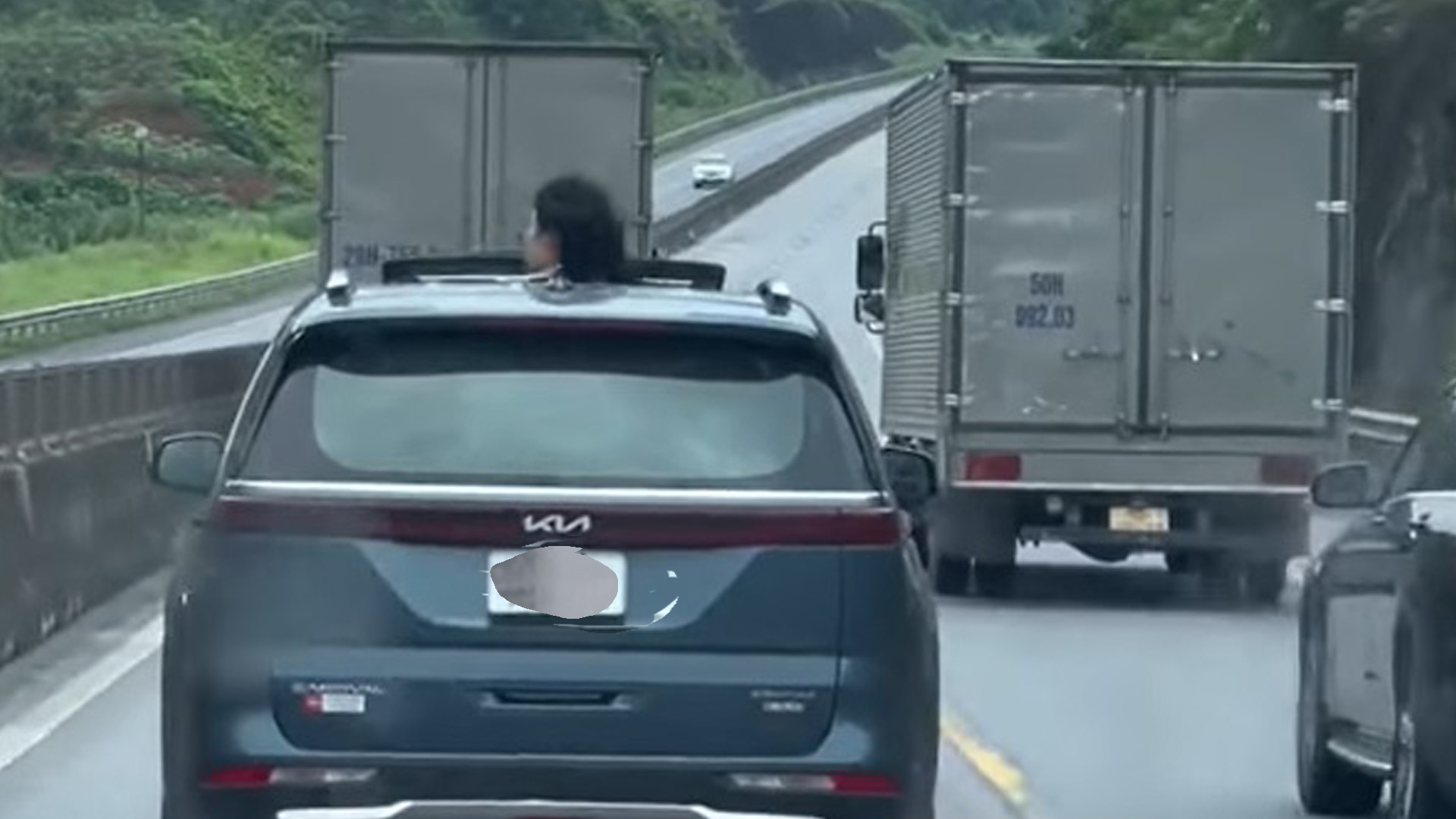 Hai phụ nữ thò đầu qua cửa sổ trời ‘hóng gió’ trên cao tốc: Quá nguy hiểm! - Ảnh 2. Hai phụ nữ thò đầu qua cửa sổ trời ‘hóng gió’ trên cao tốc: Quá nguy hiểm! - Ảnh 2.