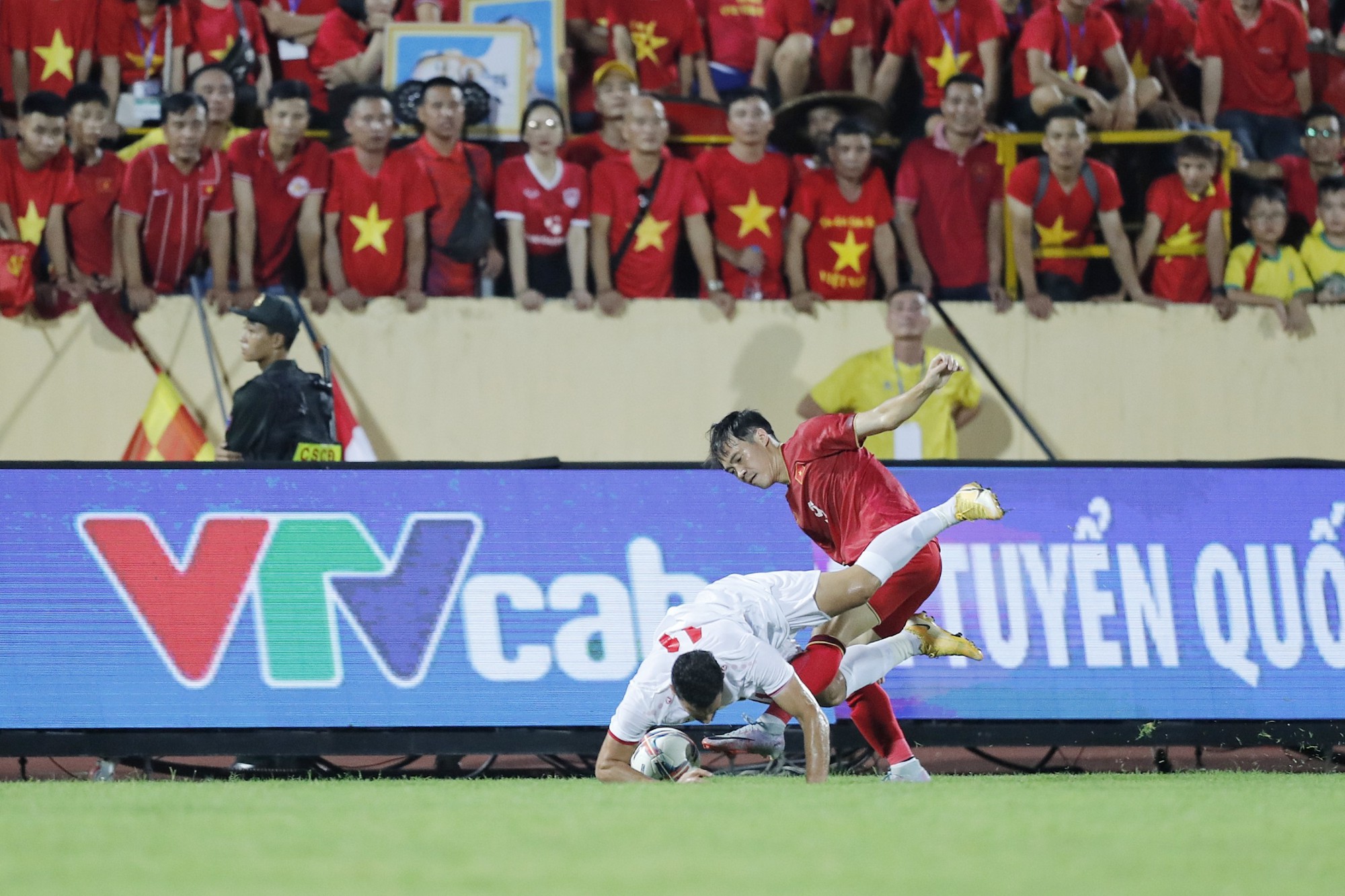 Văn Toàn tranh bóng trong trận đội tuyển Việt Nam thắng Syria 1-0