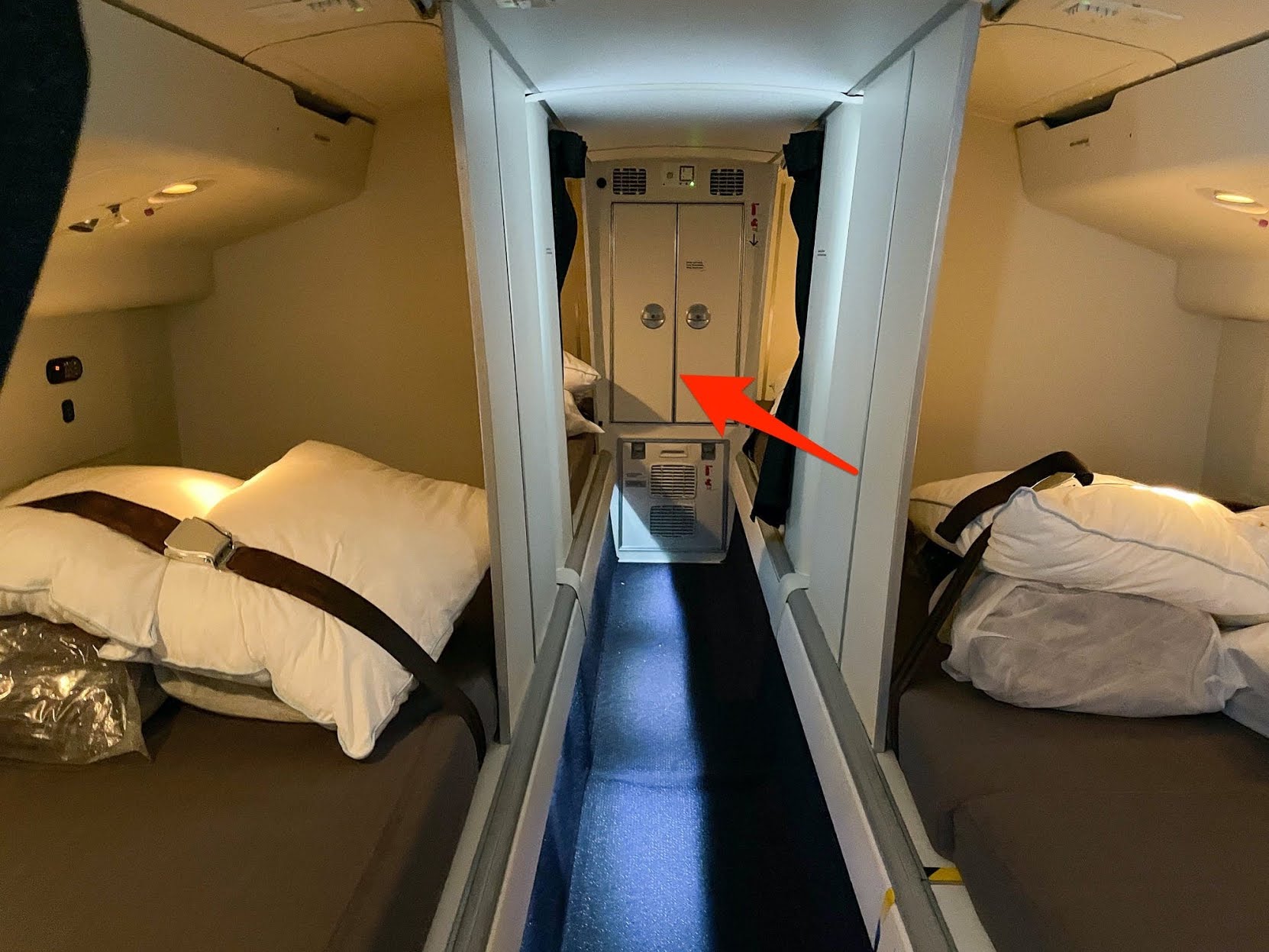 Khám phá chỗ ngủ của phi công và tiếp viên hàng không trên máy bay - Ảnh 12.