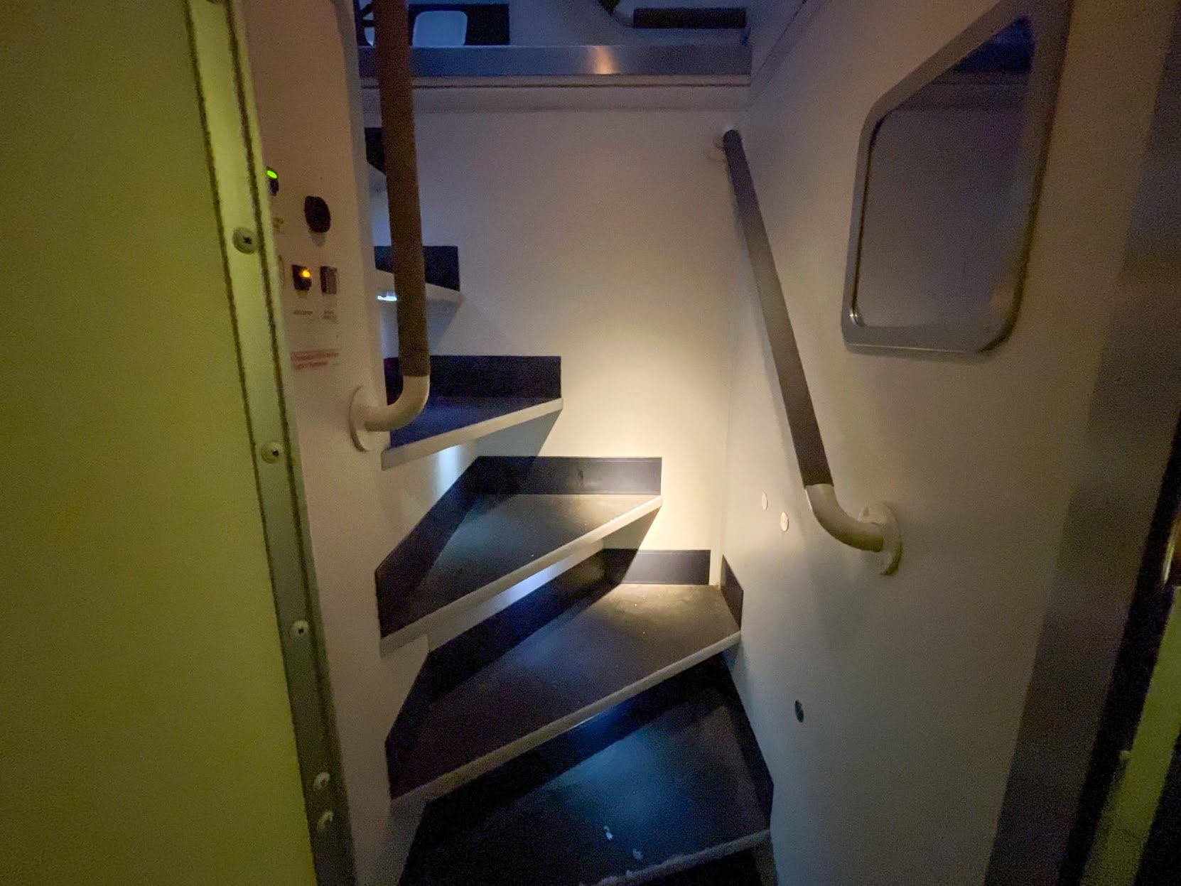 Khám phá chỗ ngủ của phi công và tiếp viên hàng không trên máy bay - Ảnh 4.