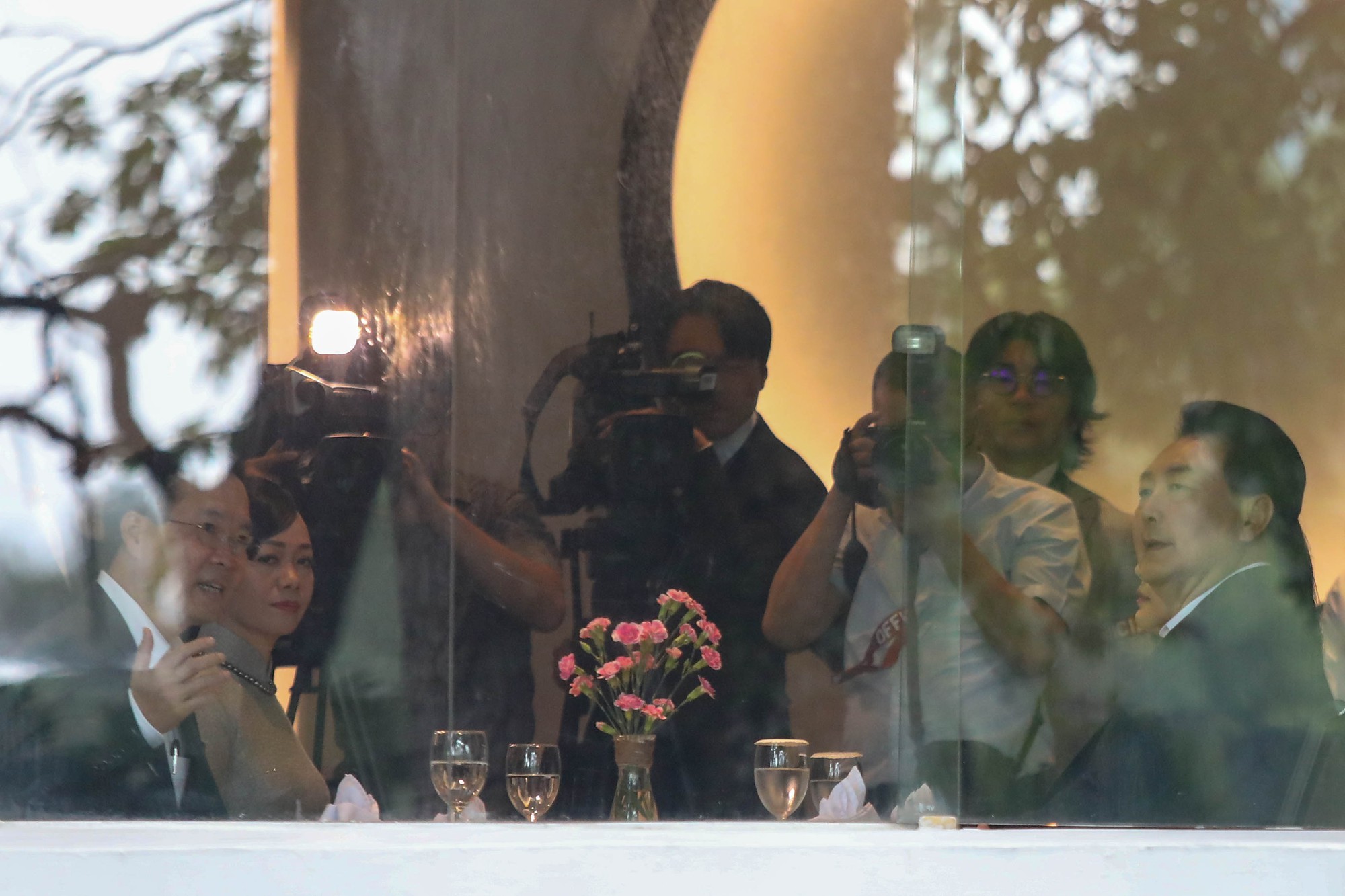 Tổng thống Hàn Quốc ăn sáng và đi dạo hồ Gươm cùng Chủ tịch nước - Ảnh 2.