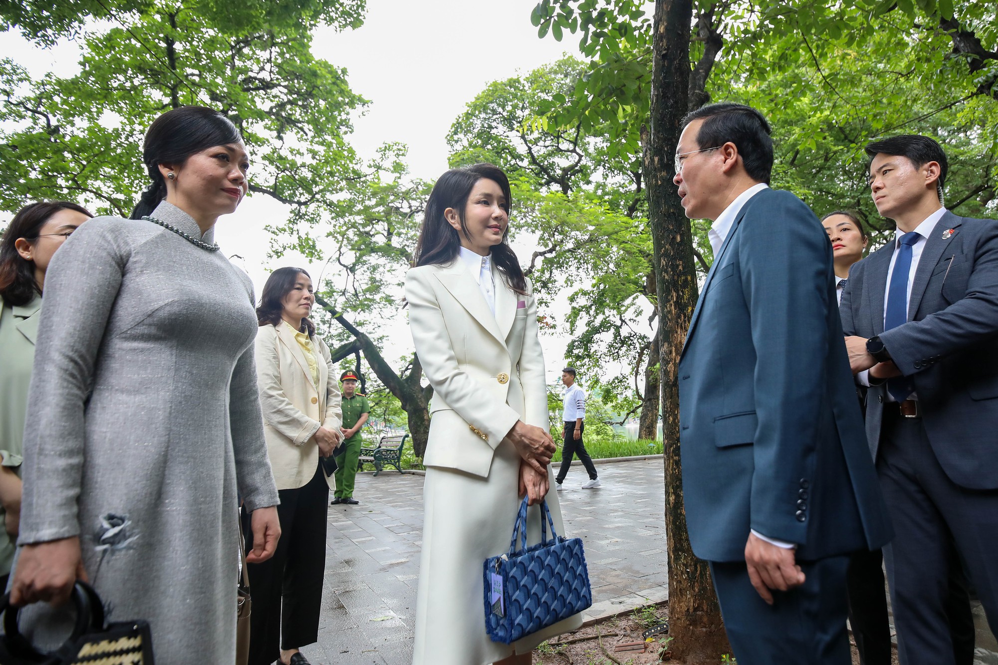 Tổng thống Hàn Quốc ăn sáng và đi dạo hồ Gươm cùng Chủ tịch nước - Ảnh 7.