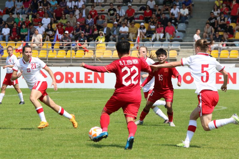 Đội tuyển nữ Việt Nam trong trận giao hữu với U.23 Ba Lan