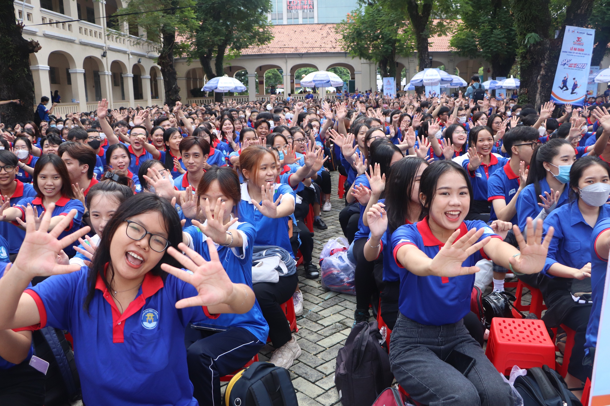 18.000 sinh viên sẵn sàng vượt nắng, thắng mưa để tiếp sức thí sinh mùa thi - Ảnh 1.