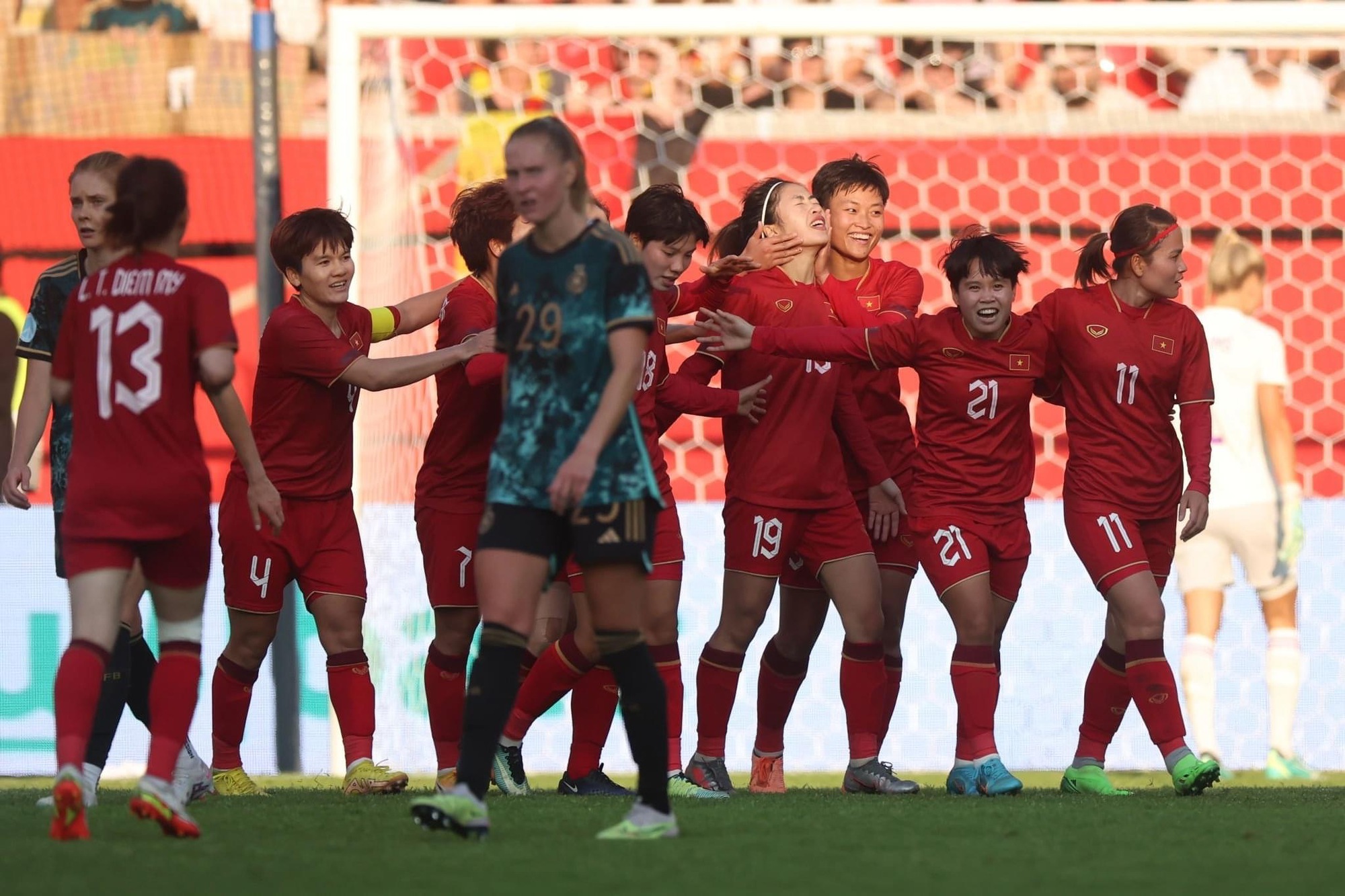 Thủ môn Kim Thanh và đồng đội sung sướng sau trận đấu tuyệt vời với đội tuyển nữ Đức - Ảnh 3.