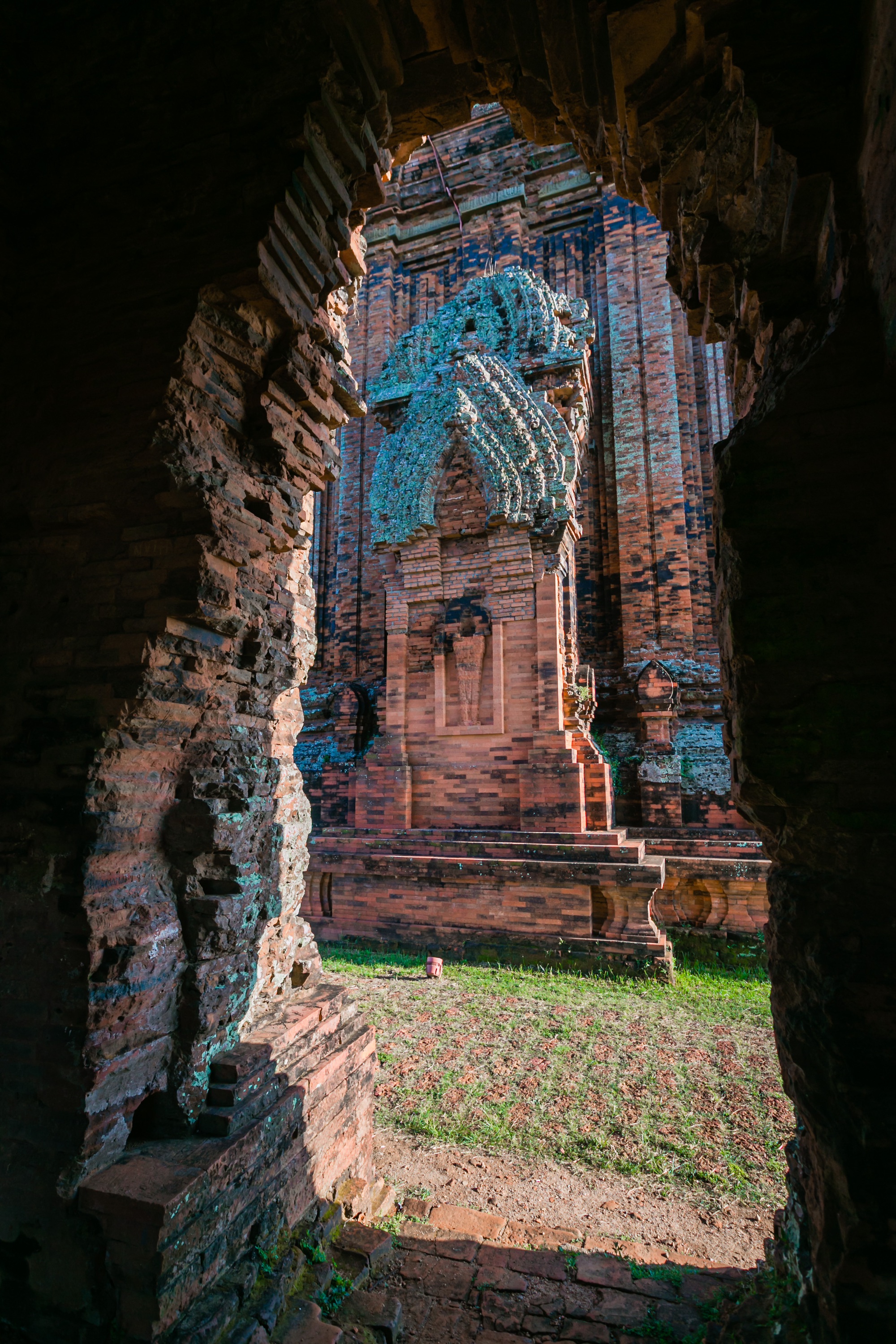 Vẻ đẹp tháp cổ ngàn năm tuổi của người Chăm còn sót lại ở Bình Định - Ảnh 8.