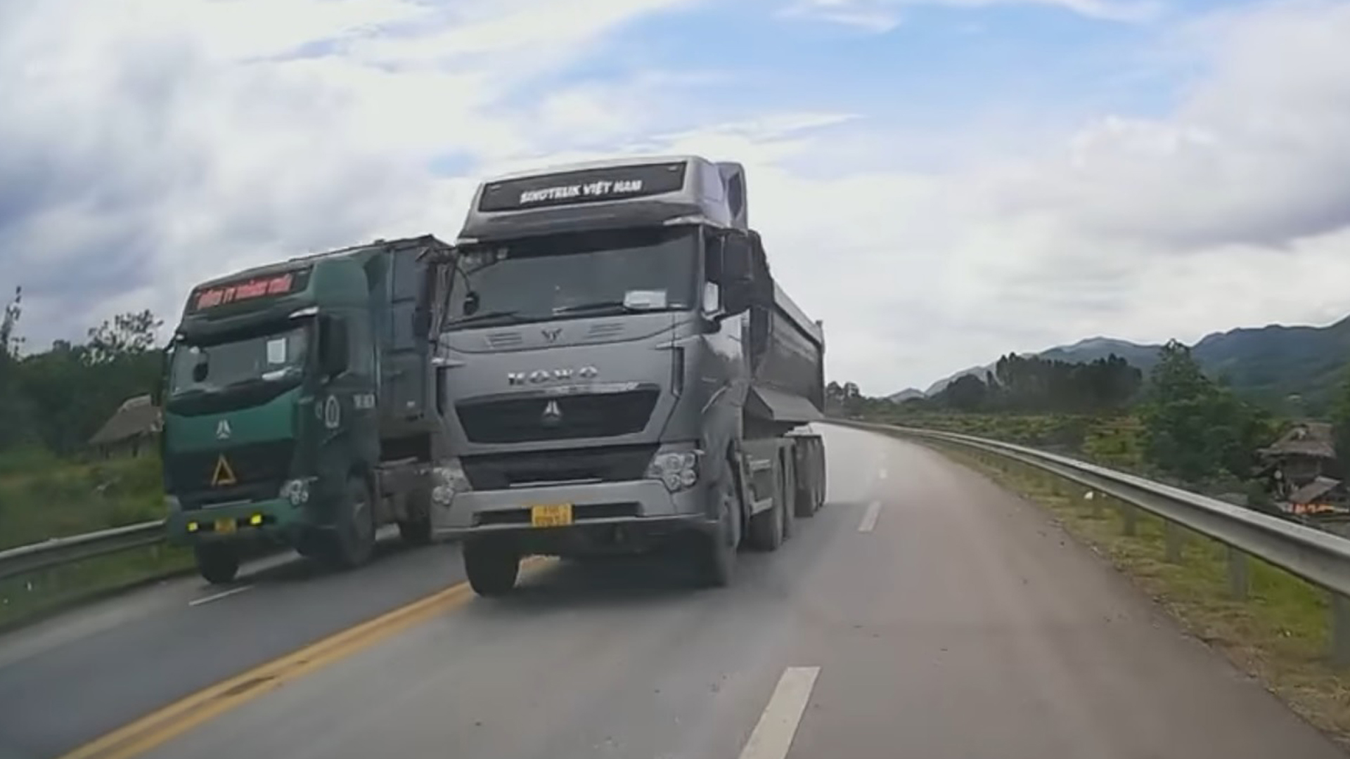 Kinh hoàng xe ben ‘hổ vồ’ vượt ẩu trên cao tốc, suýt tông ô tô con - Ảnh 2. Kinh hoàng xe ben ‘hổ vồ’ vượt ẩu trên cao tốc, suýt tông ô tô con - Ảnh 2.