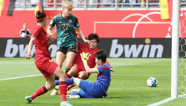 Thủ môn Kim Thanh và đồng đội sung sướng sau trận đấu tuyệt vời với đội tuyển nữ Đức - Ảnh 2.