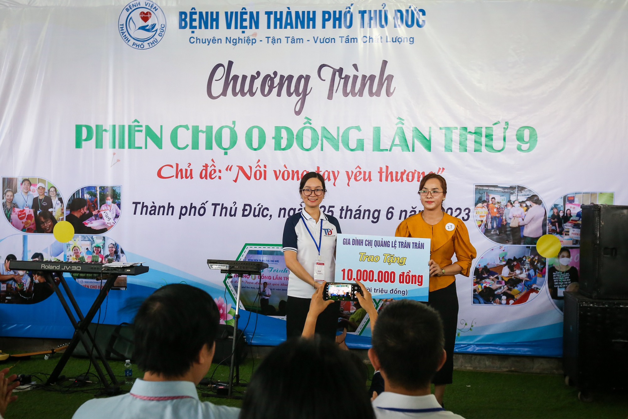 Ấm áp "Phiên chợ 0 đồng" - Ảnh 8.