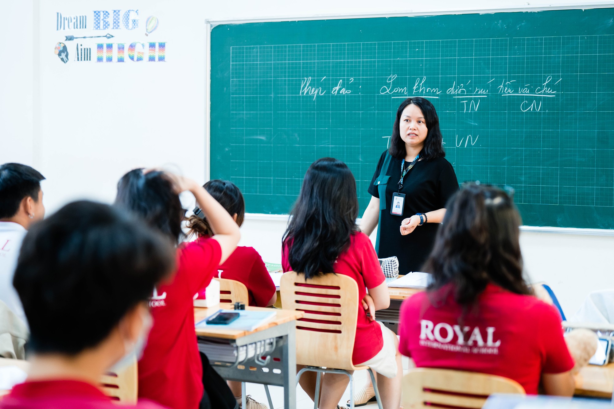 Royal School tăng tốc ôn tập, chăm lo từng bữa ăn cho học sinh thi Tốt nghiệp THPT - Ảnh 1.