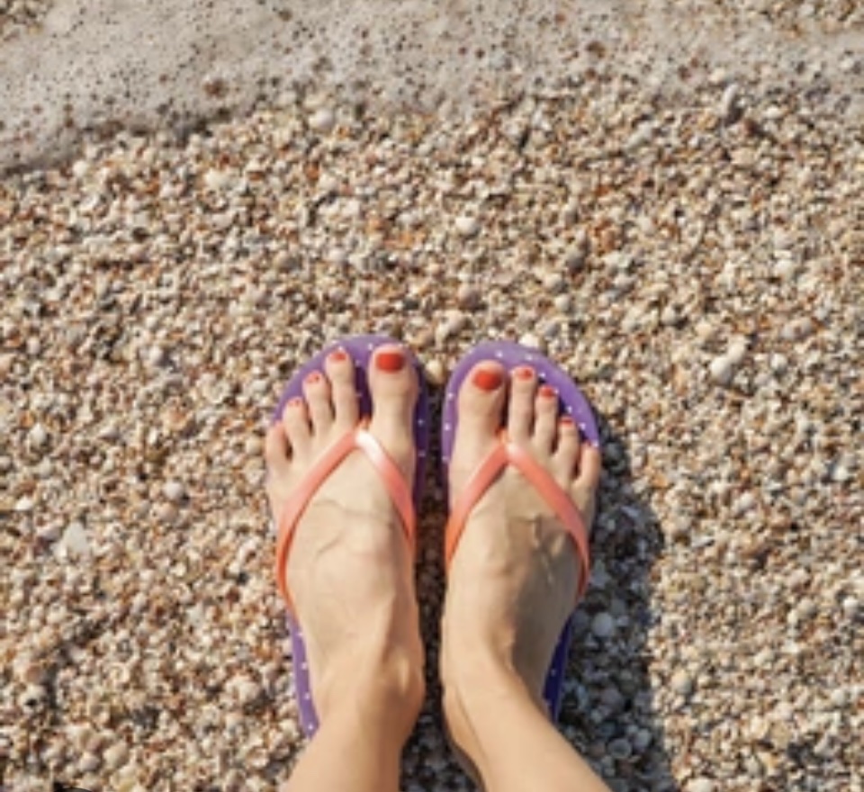 Especialistas alertam contra o uso desse tipo de calçado em voos - Foto 2. Chuyên gia cảnh báo đừng mang loại giày dép này khi đi máy bay   - Ảnh 2.