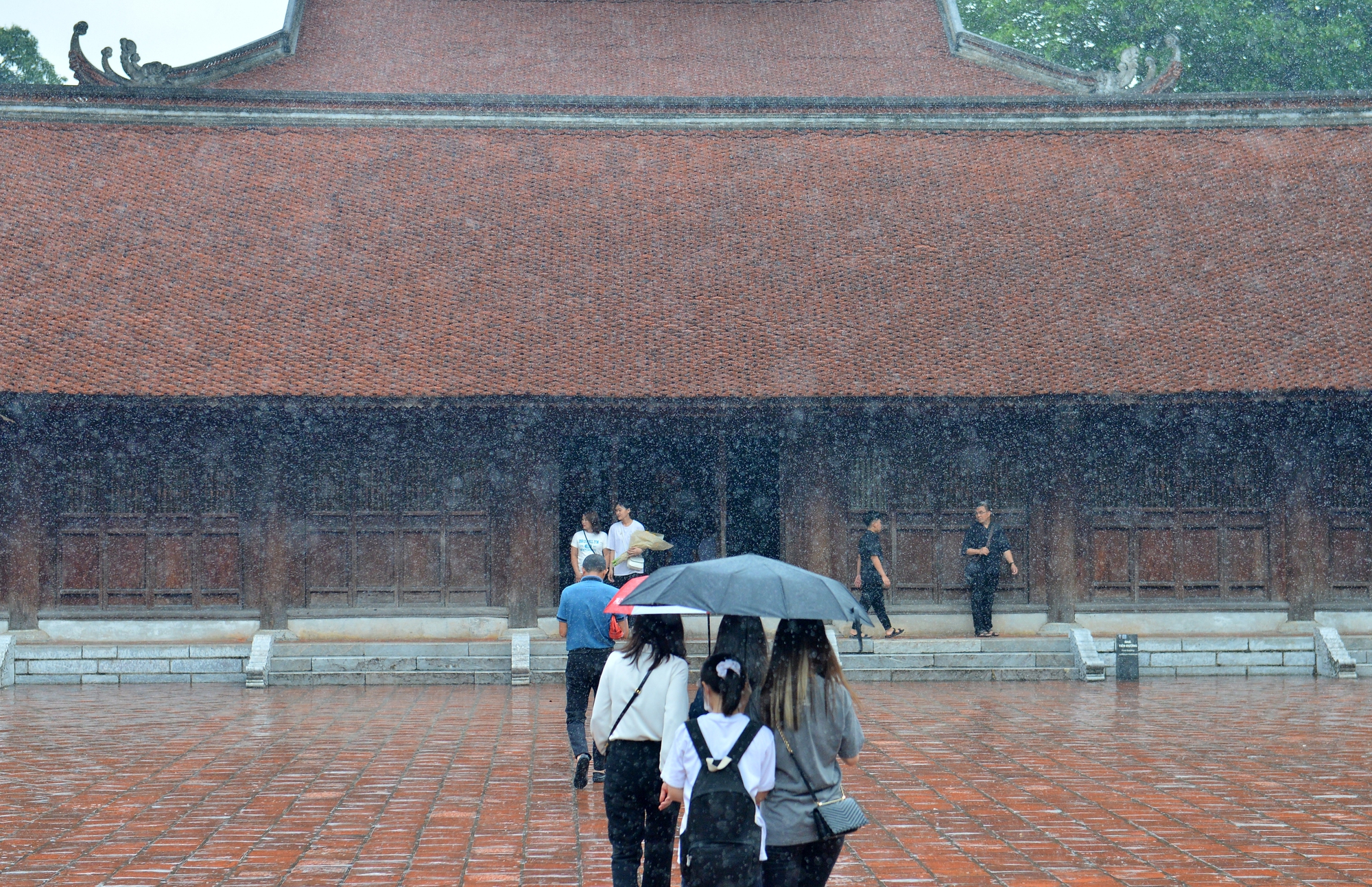 Đội mưa đến Văn Miếu thắp hương, người mẹ rơi nước mắt mong con đỗ đại học - Ảnh 5.