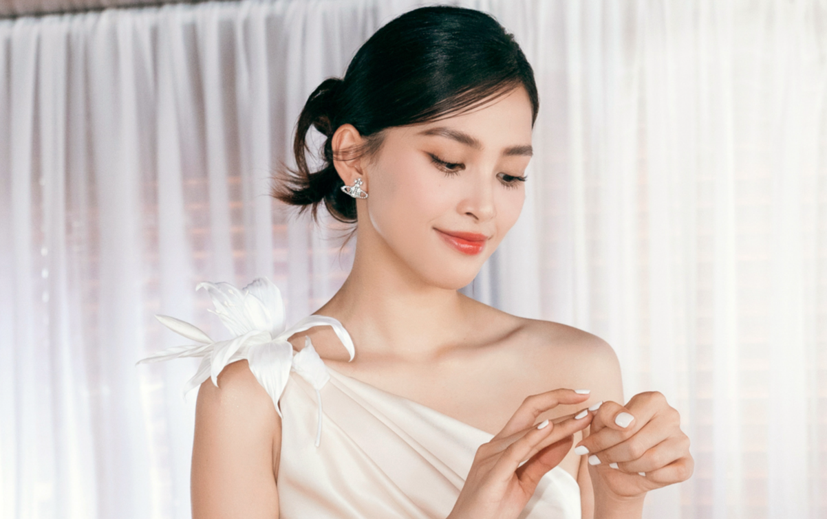 Hoa hậu Tiểu Vy khoe vai trần gợi cảm - Ảnh 1.