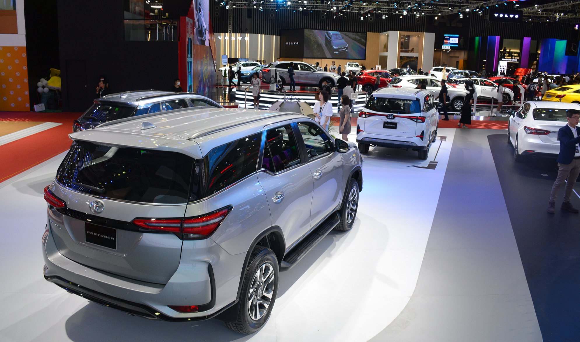 Toyota bám sát Hyundai, Ford vượt Kia trong cuộc đua doanh số tại Việt Nam - Ảnh 1.