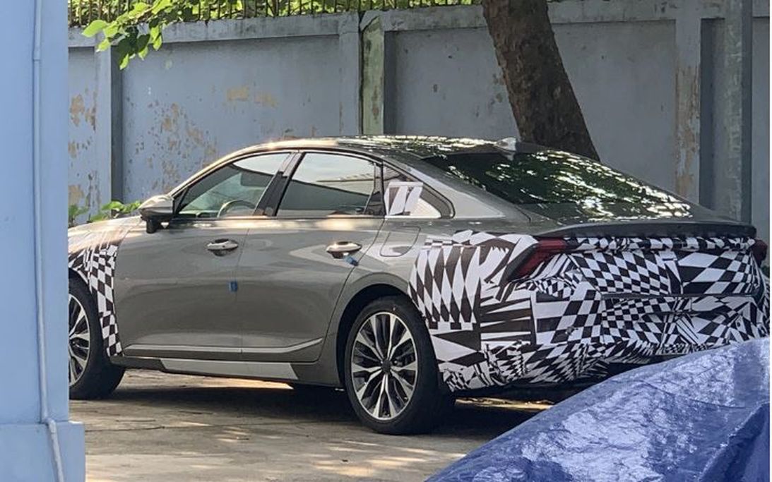 Kia K8 dán keo ngụy trang xuất hiện tại Việt Nam - Ảnh 1. Kia K8 dán keo ngụy trang xuất hiện tại Việt Nam - Ảnh 1.