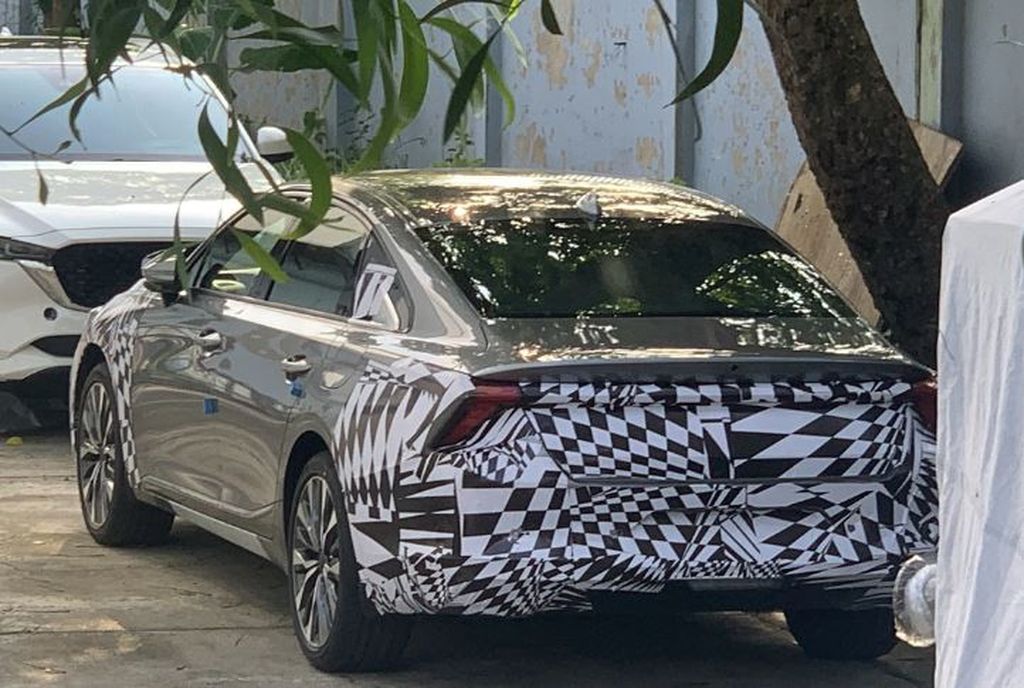 Kia K8 dán keo ngụy trang xuất hiện tại Việt Nam - Ảnh 2. Kia K8 dán keo ngụy trang xuất hiện tại Việt Nam - Ảnh 2.