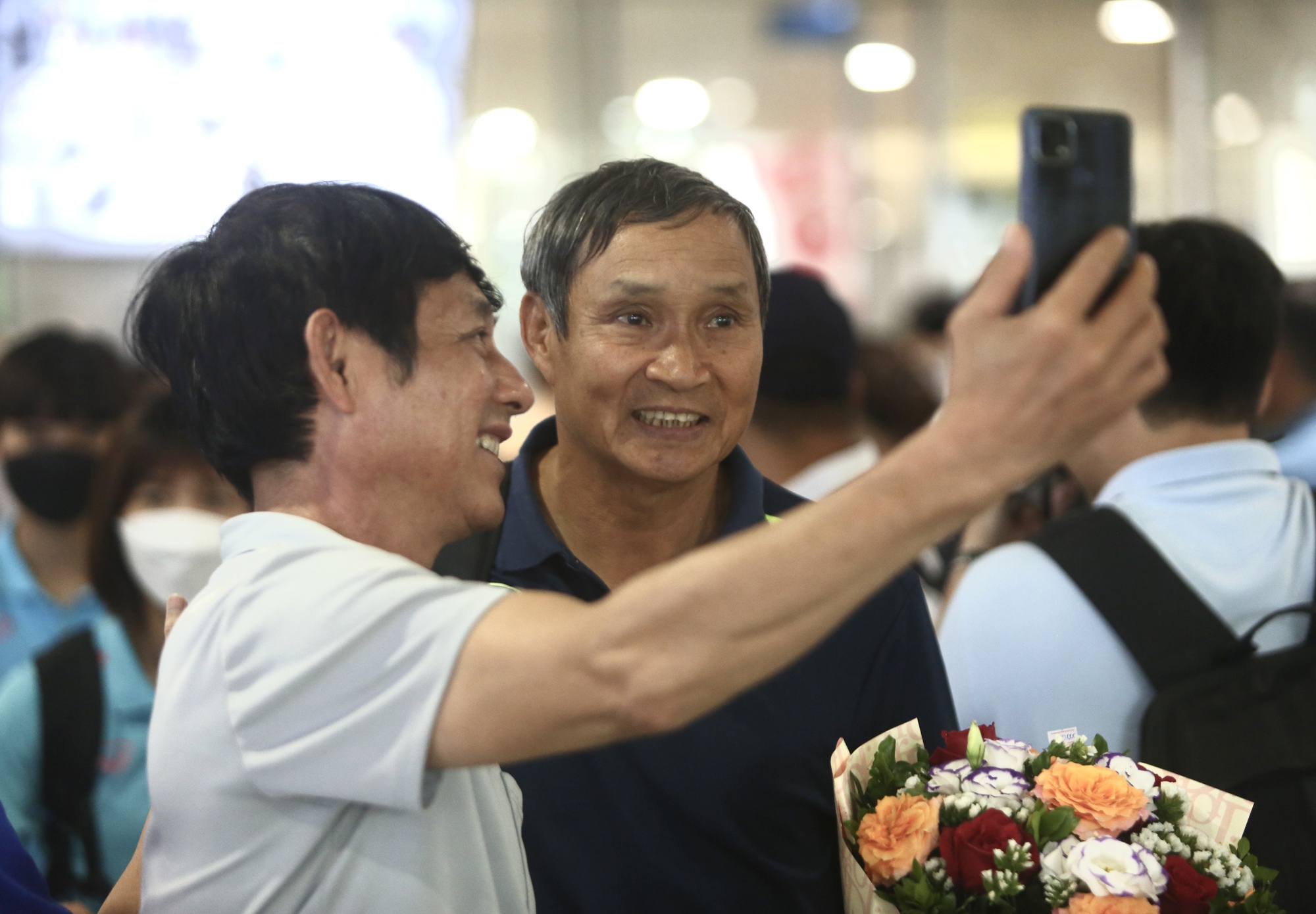 Thanh Nhã xinh xắn ở sân bay, Huỳnh Như về Việt Nam muộn - Ảnh 7.