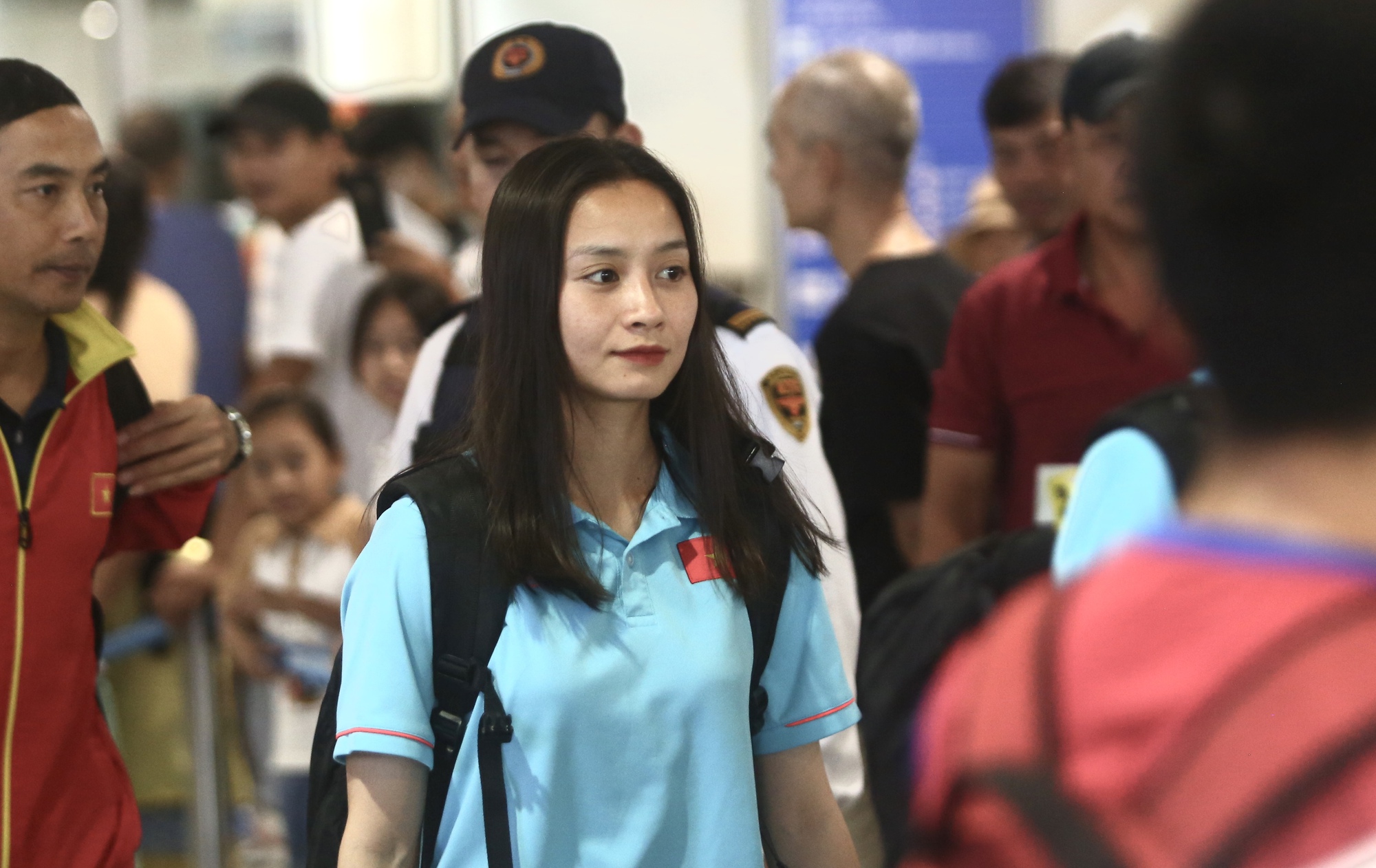 Thanh Nhã xinh xắn ở sân bay, Huỳnh Như về Việt Nam muộn - Ảnh 13.